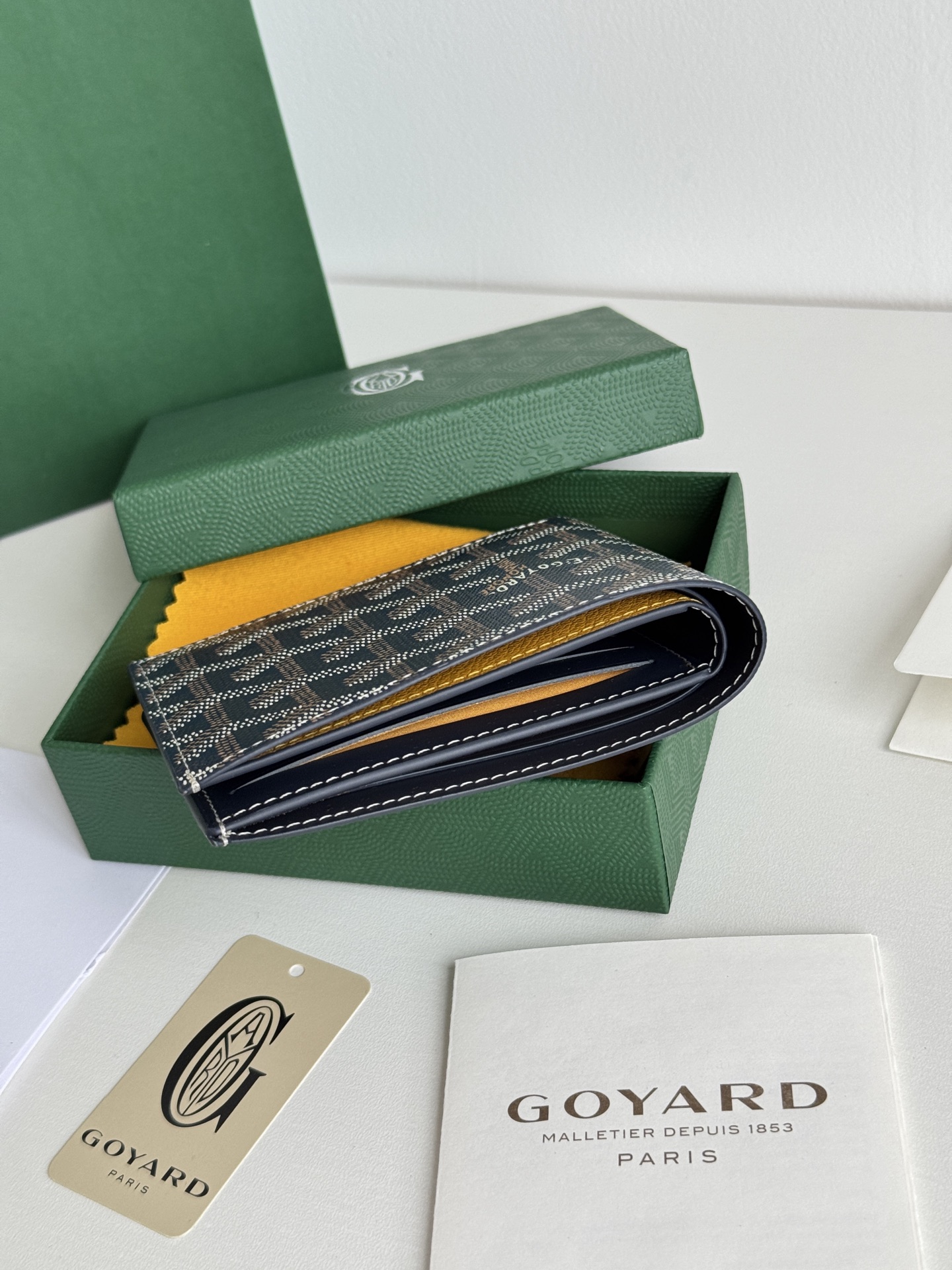 戈雅財布短款 - スタイリッシュな8格カードポケット付き