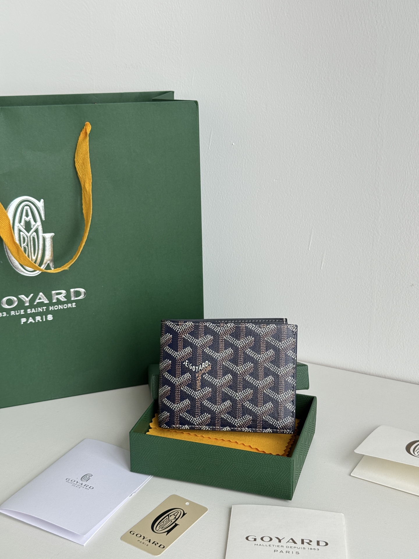 戈雅財布短款 - スタイリッシュな8格カードポケット付き