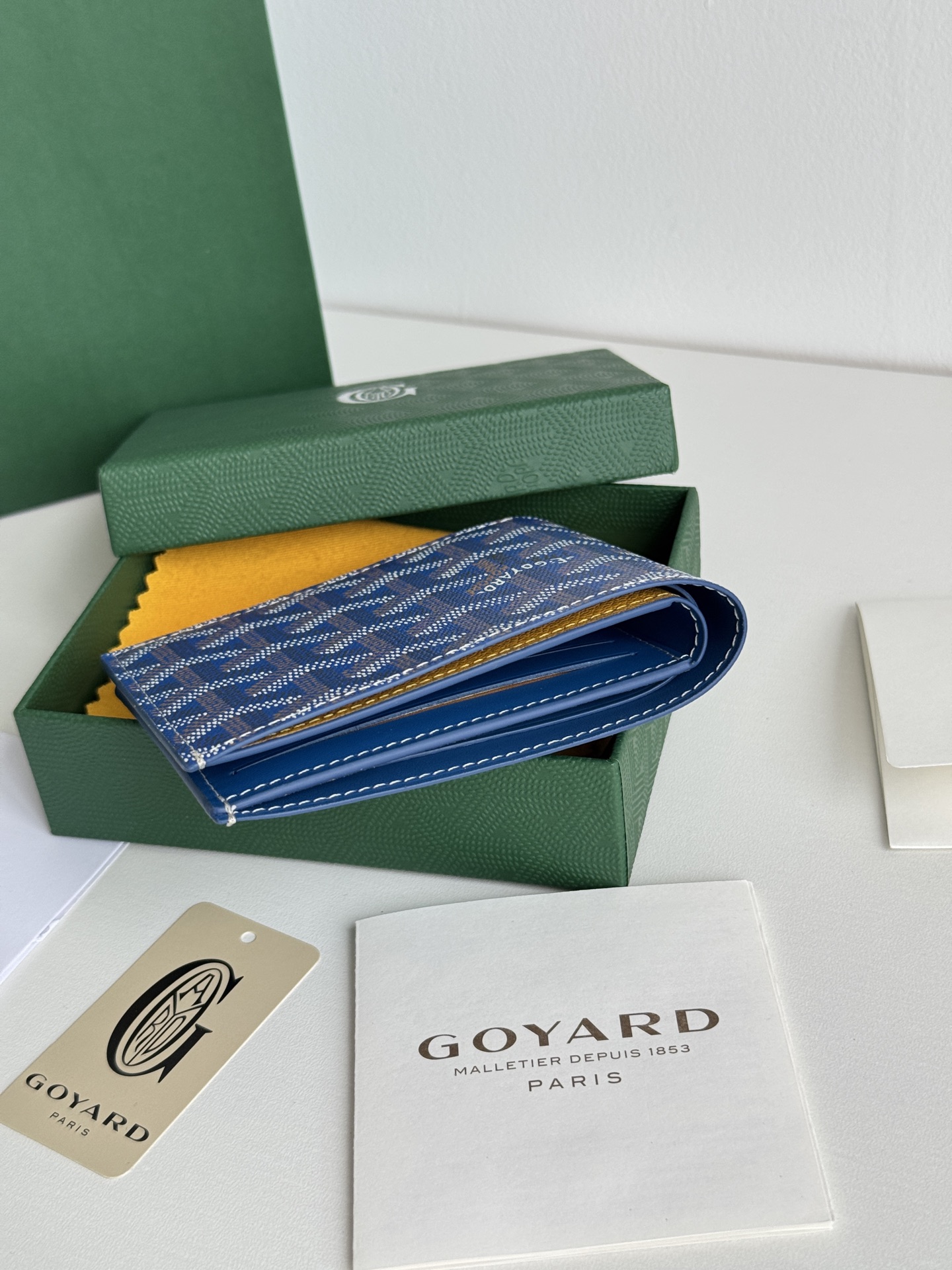 戈雅財布短款 - シンプルで洗練された8カード収納