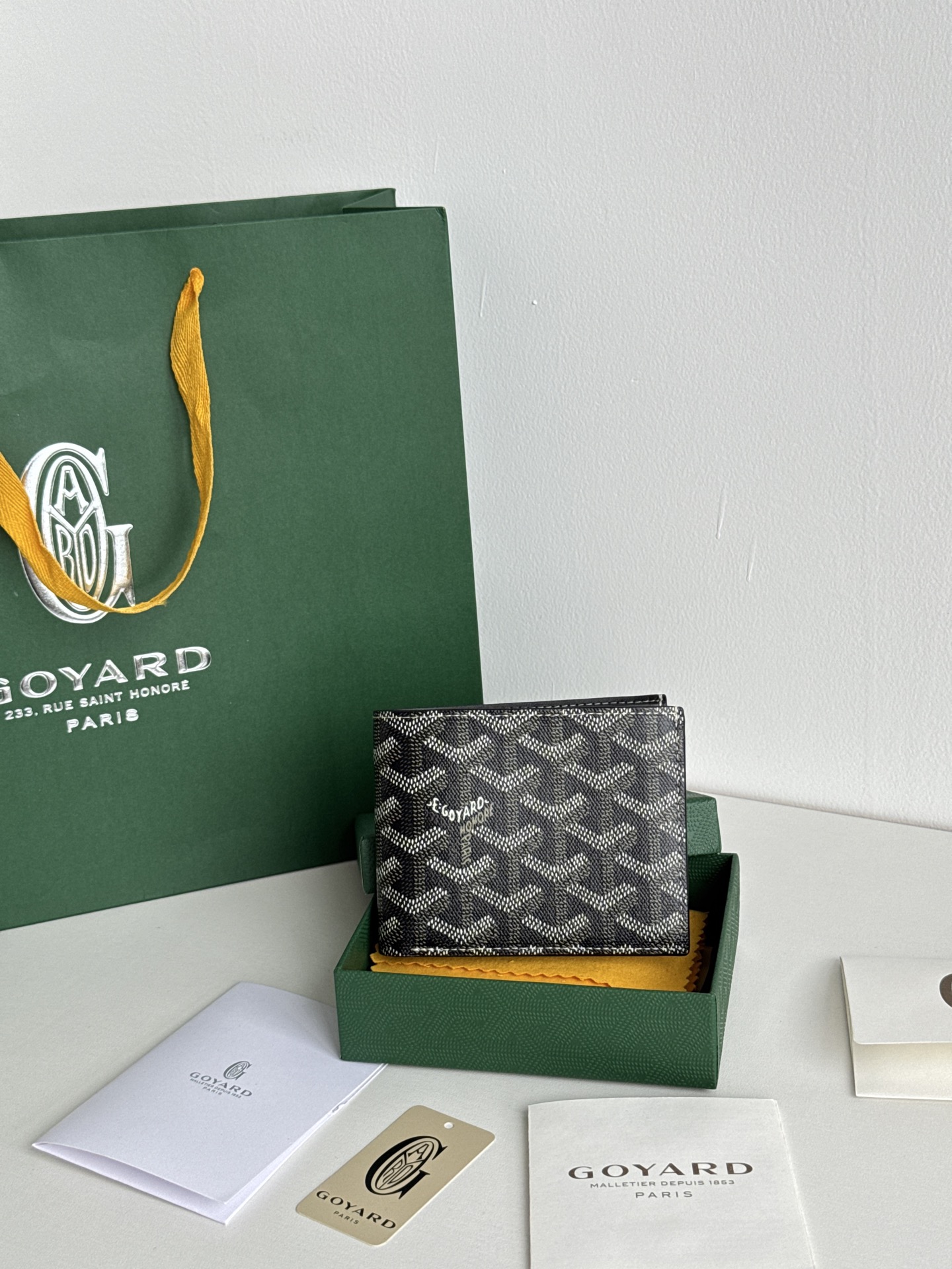 戈雅財布短款 - 8カード収納のスタイリッシュな財布