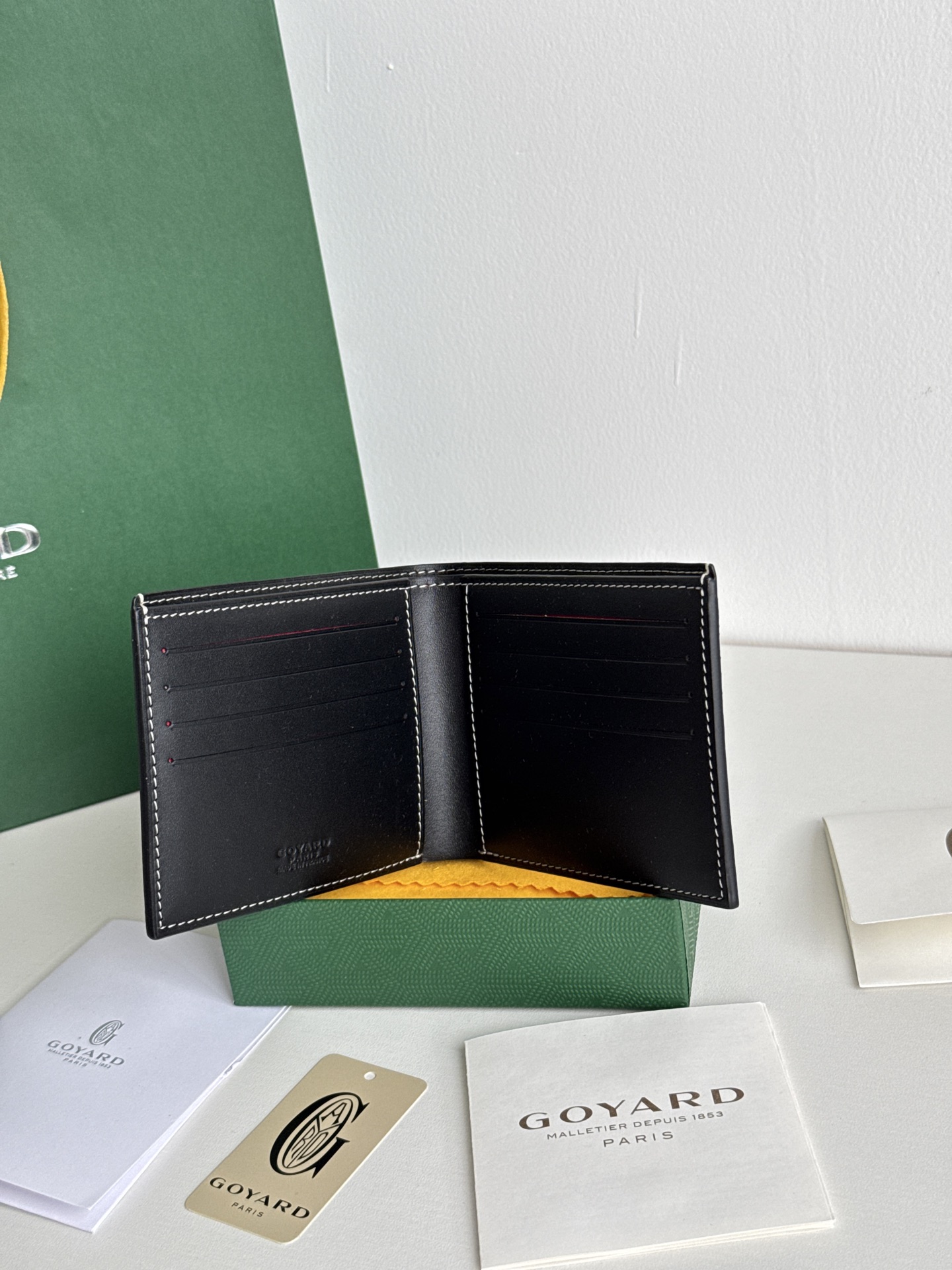 戈雅財布短款 - 8カード収納のスタイリッシュな財布