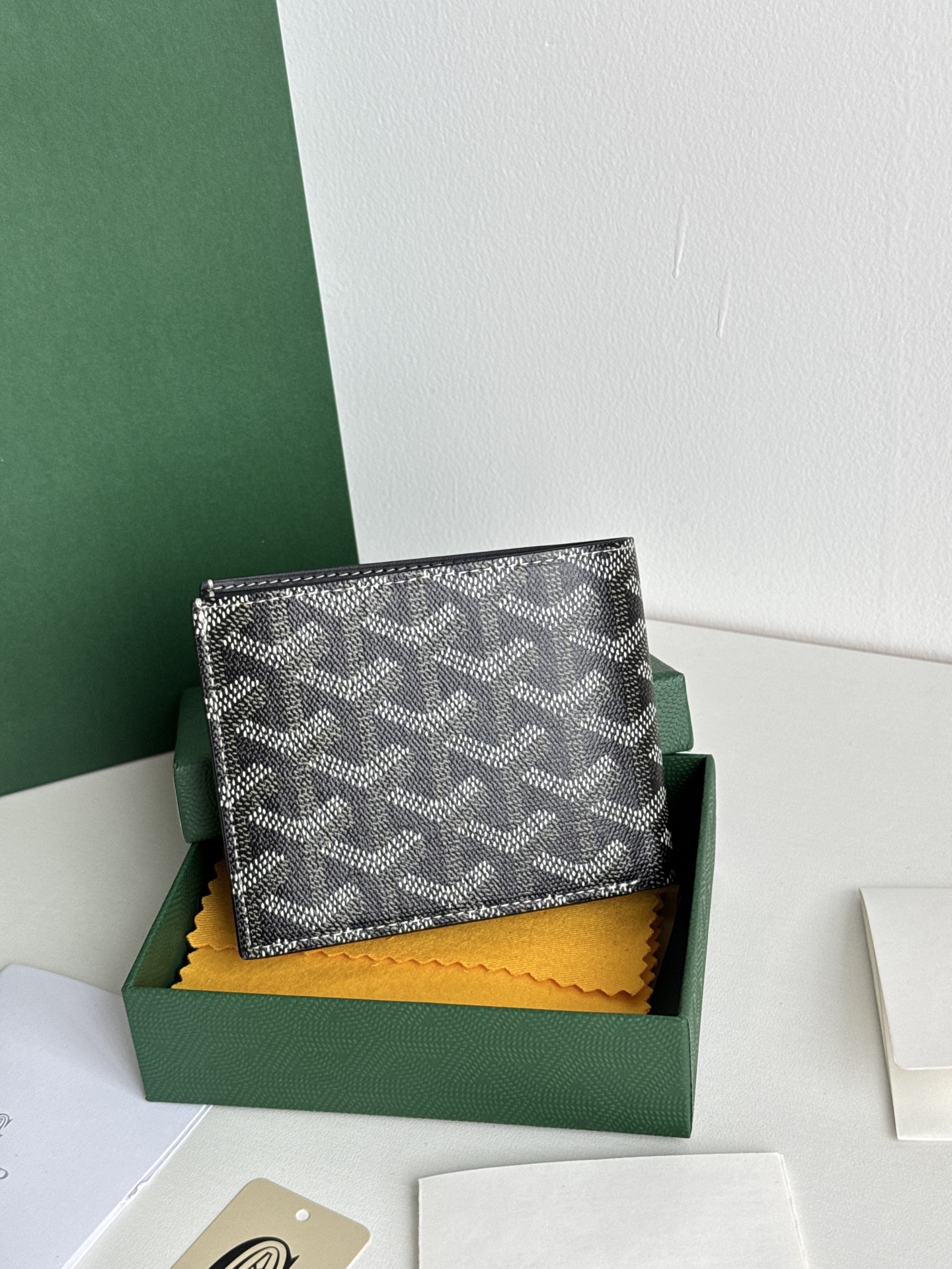 戈雅財布短款 - 8カード収納のスタイリッシュな財布