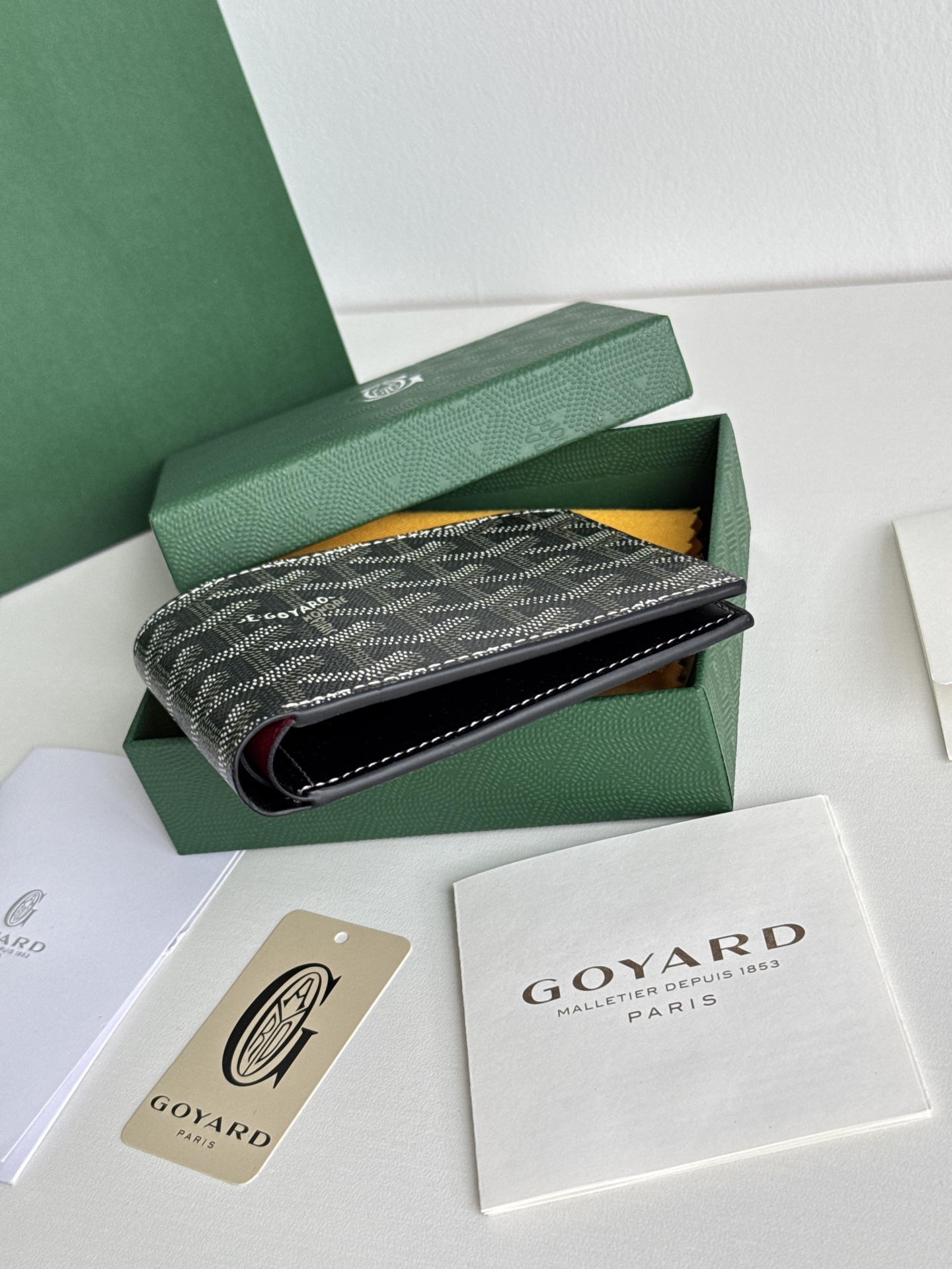 戈雅財布短款 - 8カード収納のスタイリッシュな財布