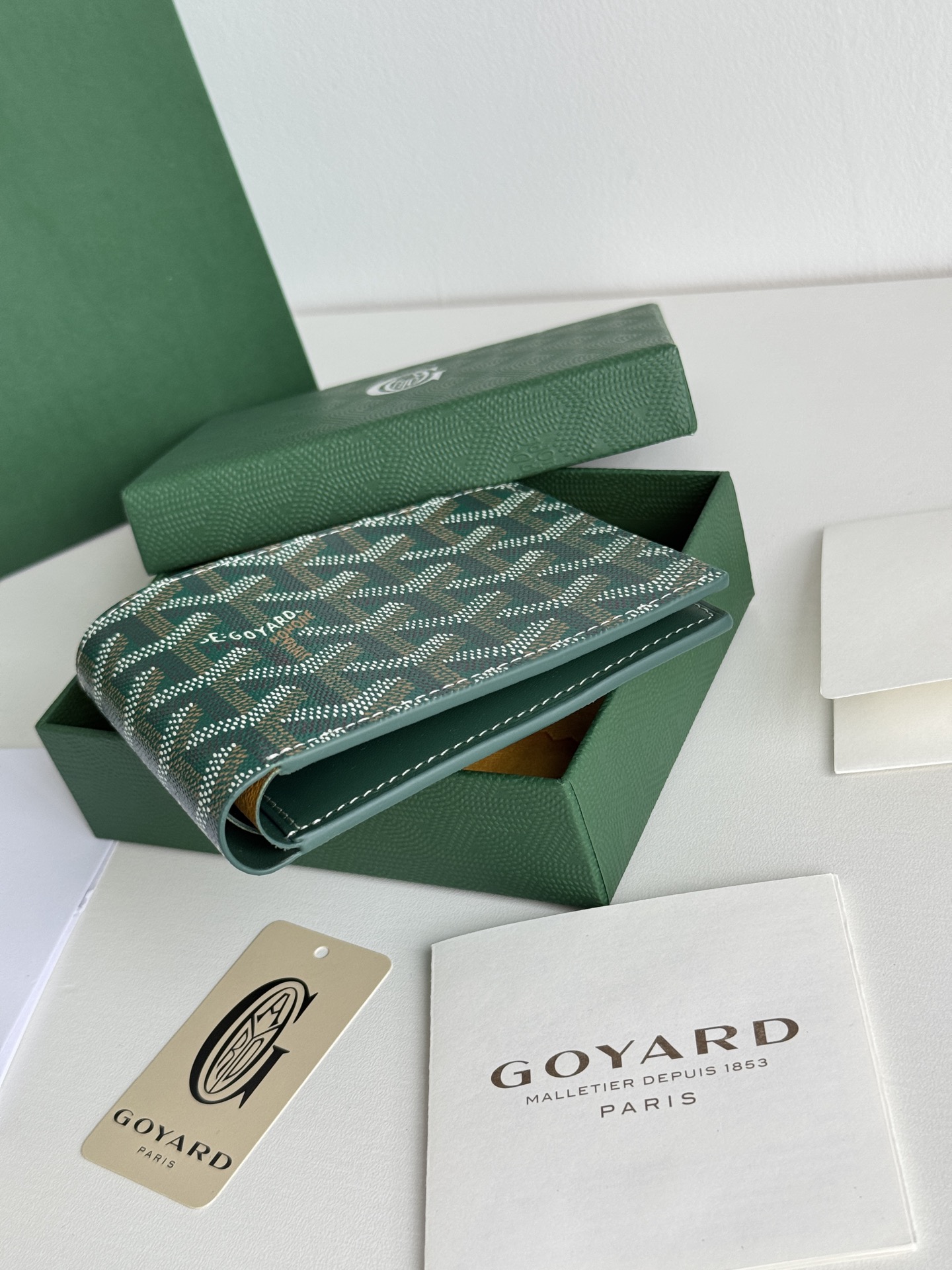 戈雅財布短款 - スタイリッシュな8格カードホルダー