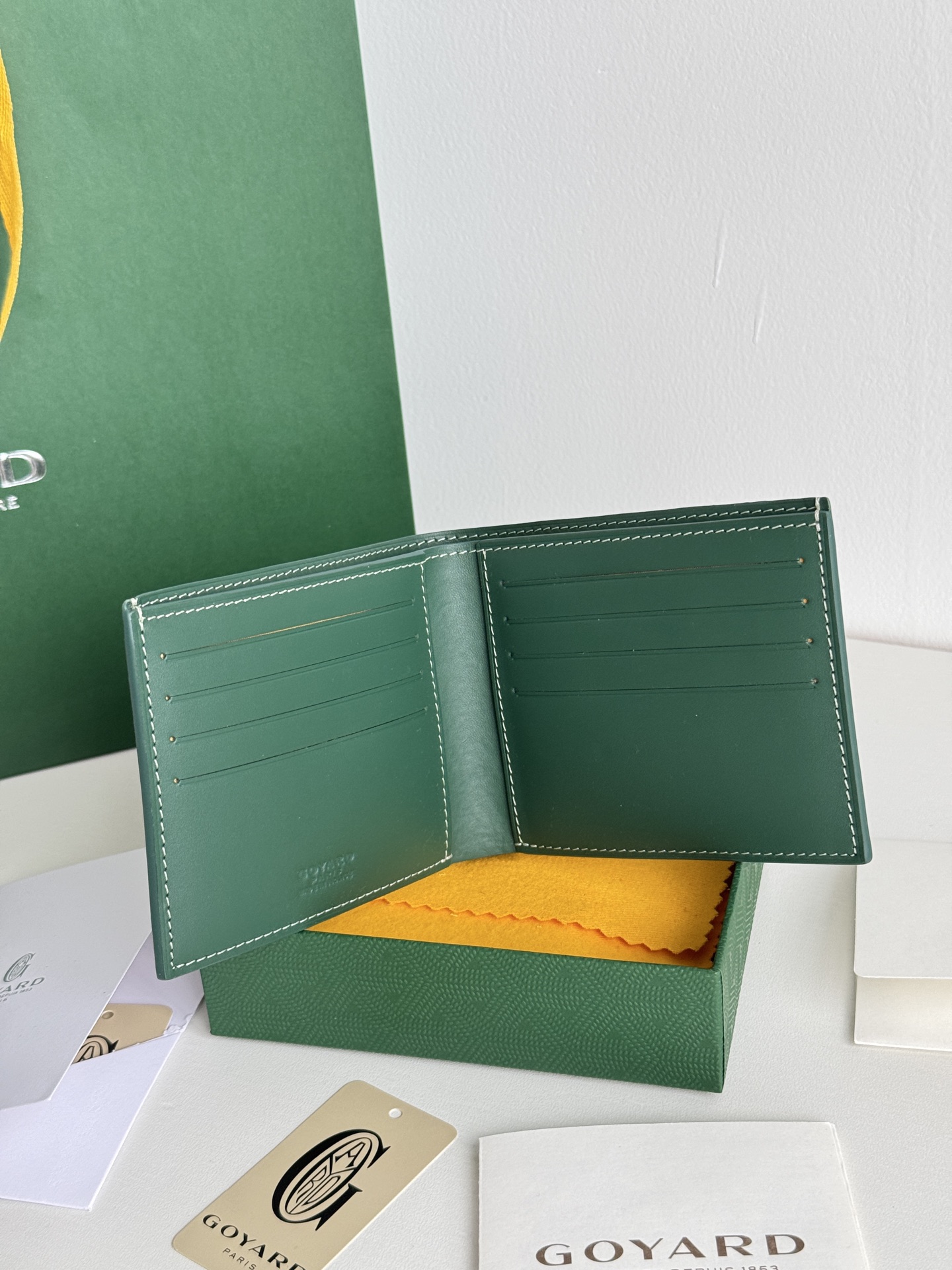 戈雅財布短款 - スタイリッシュな8格カードホルダー