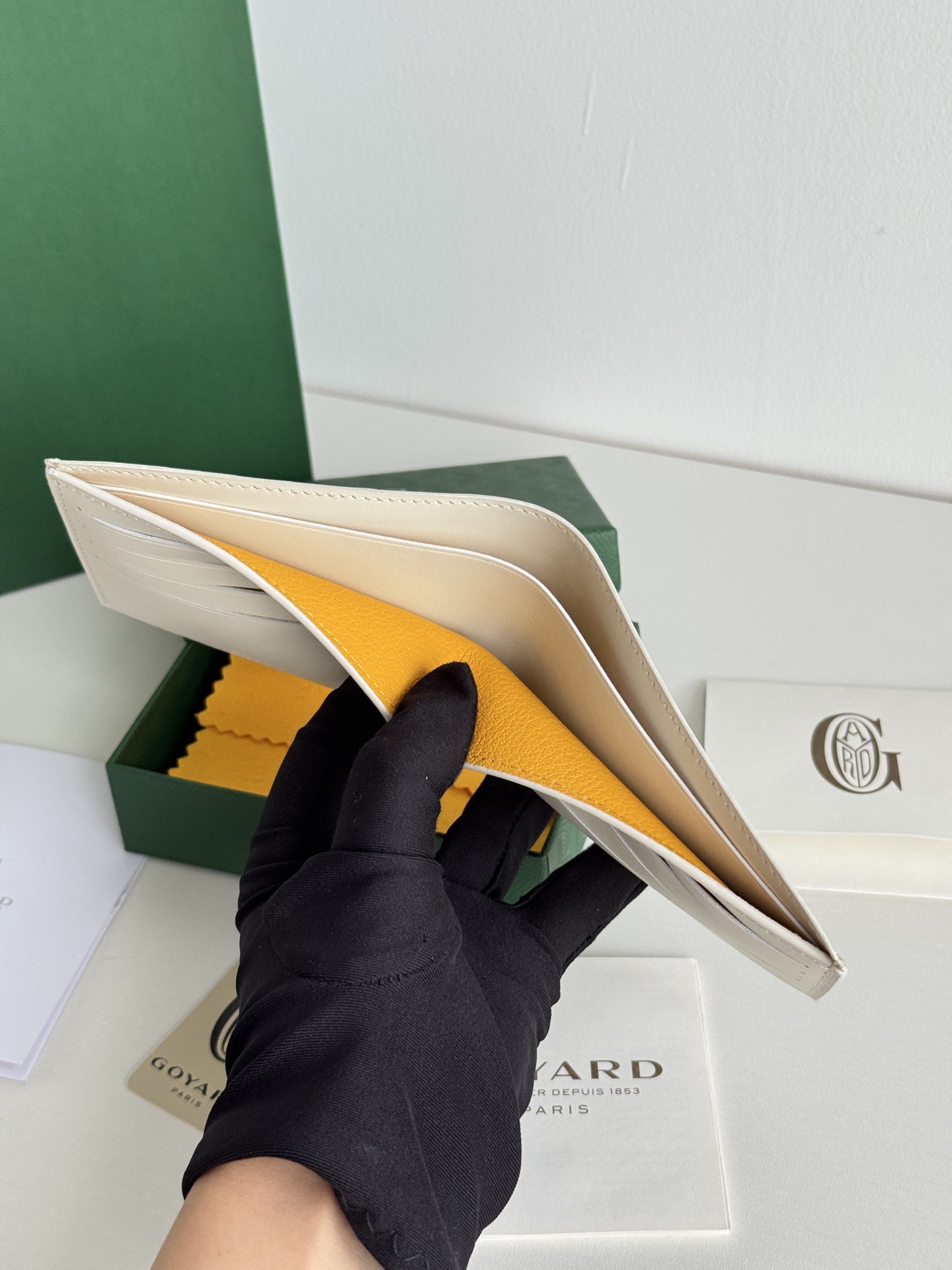 戈雅財布短款 - クラシックで実用的な8格カードポケット