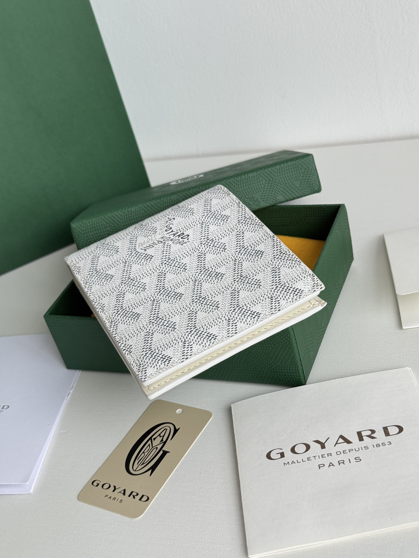 戈雅財布短款 - クラシックで実用的な8格カードポケット