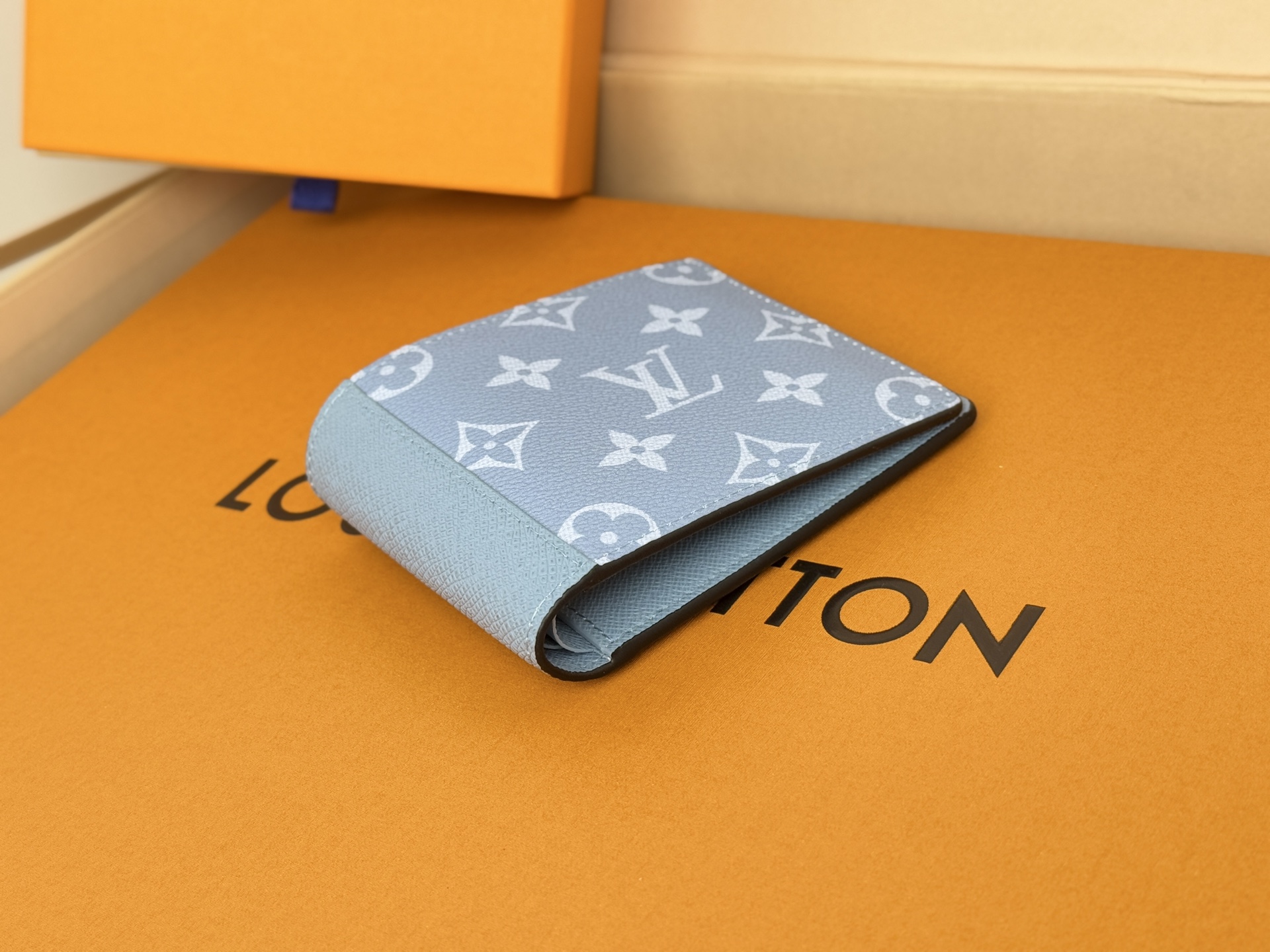 Louis Vuitton M14111短夹 颜色如图本款 Multiple 钱夹解读 Taïgarama 系列的摩登生活理念