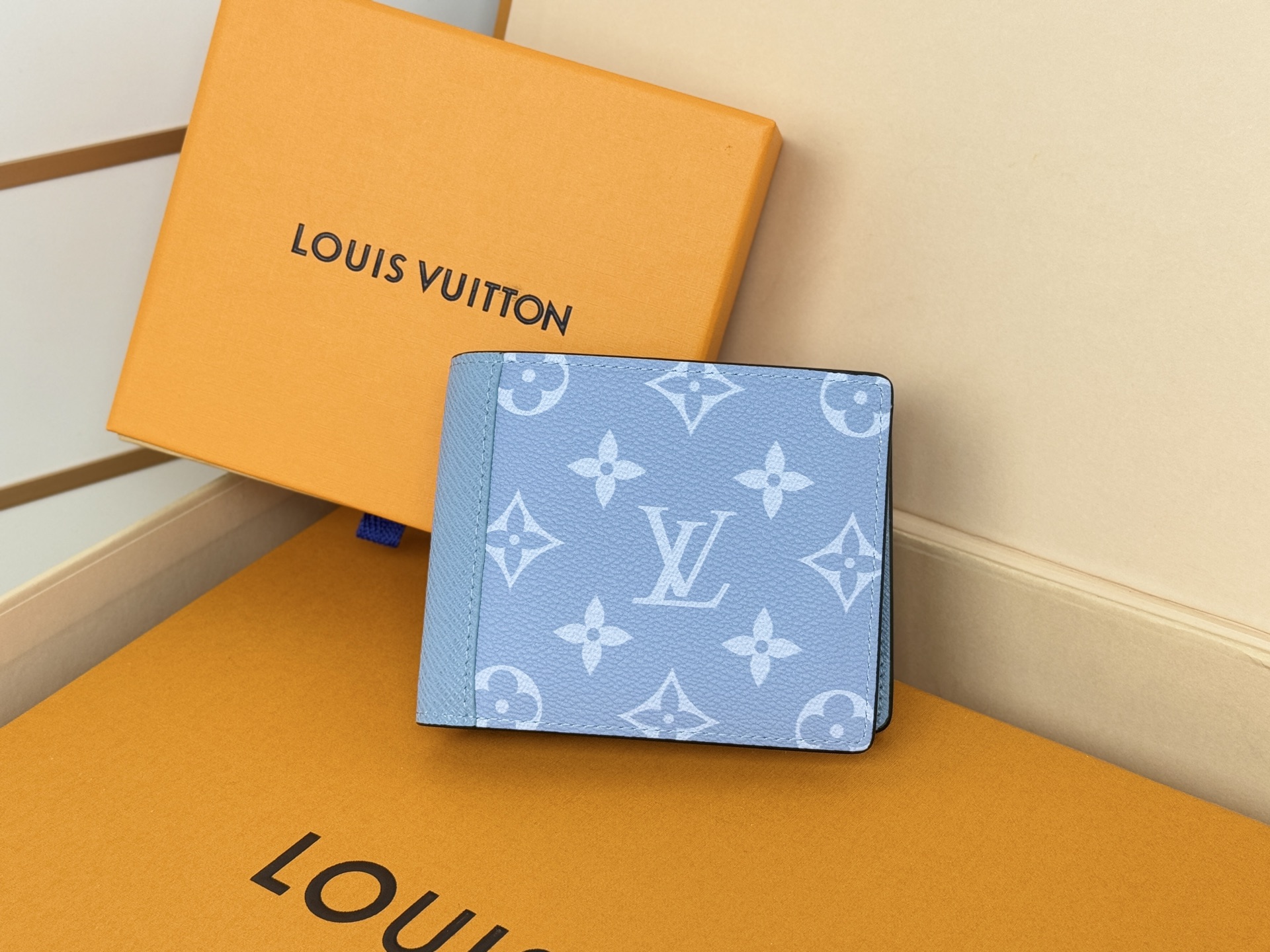 Louis Vuitton M14111短夹 颜色如图本款 Multiple 钱夹解读 Taïgarama 系列的摩登生活理念