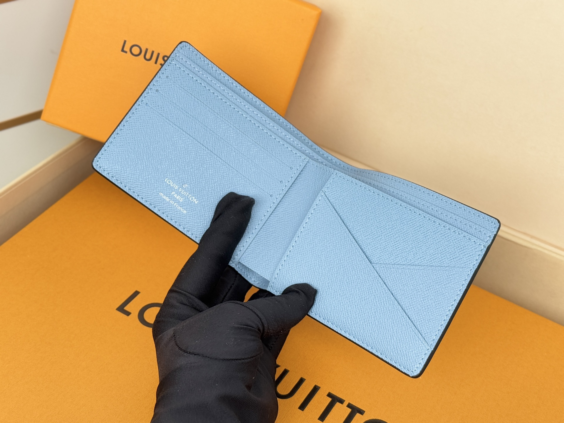 Louis Vuitton M14111短夹 颜色如图本款 Multiple 钱夹解读 Taïgarama 系列的摩登生活理念