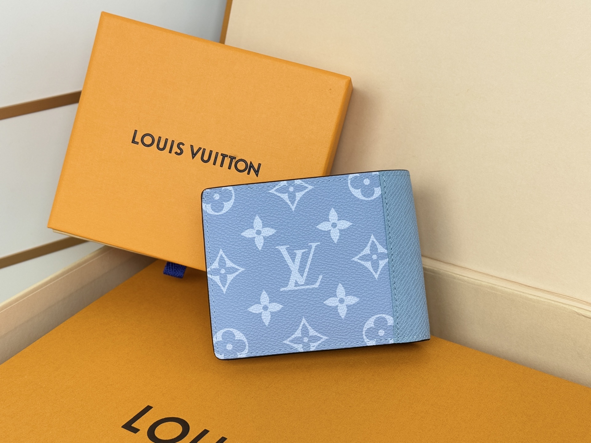 Louis Vuitton M14111短夹 颜色如图本款 Multiple 钱夹解读 Taïgarama 系列的摩登生活理念