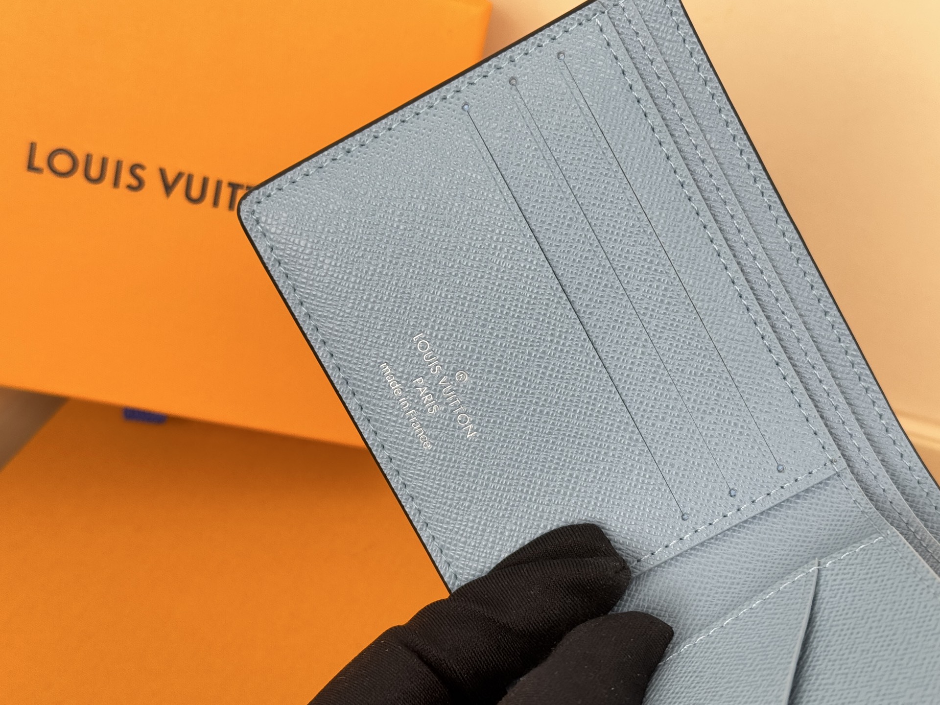 Louis Vuitton M14111短夹 颜色如图本款 Multiple 钱夹解读 Taïgarama 系列的摩登生活理念