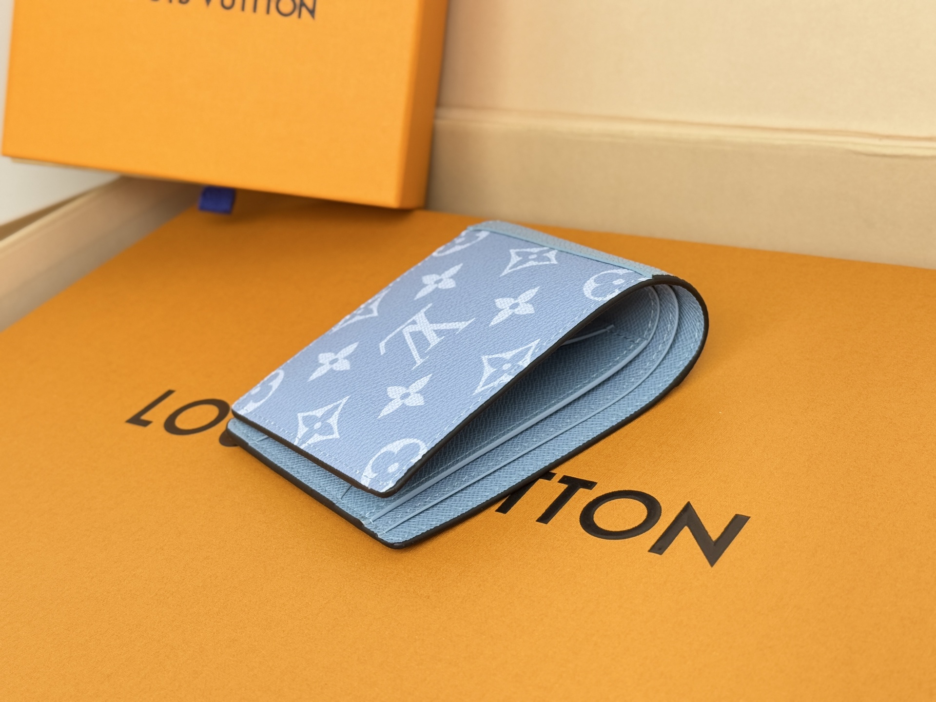 Louis Vuitton M14111短夹 颜色如图本款 Multiple 钱夹解读 Taïgarama 系列的摩登生活理念