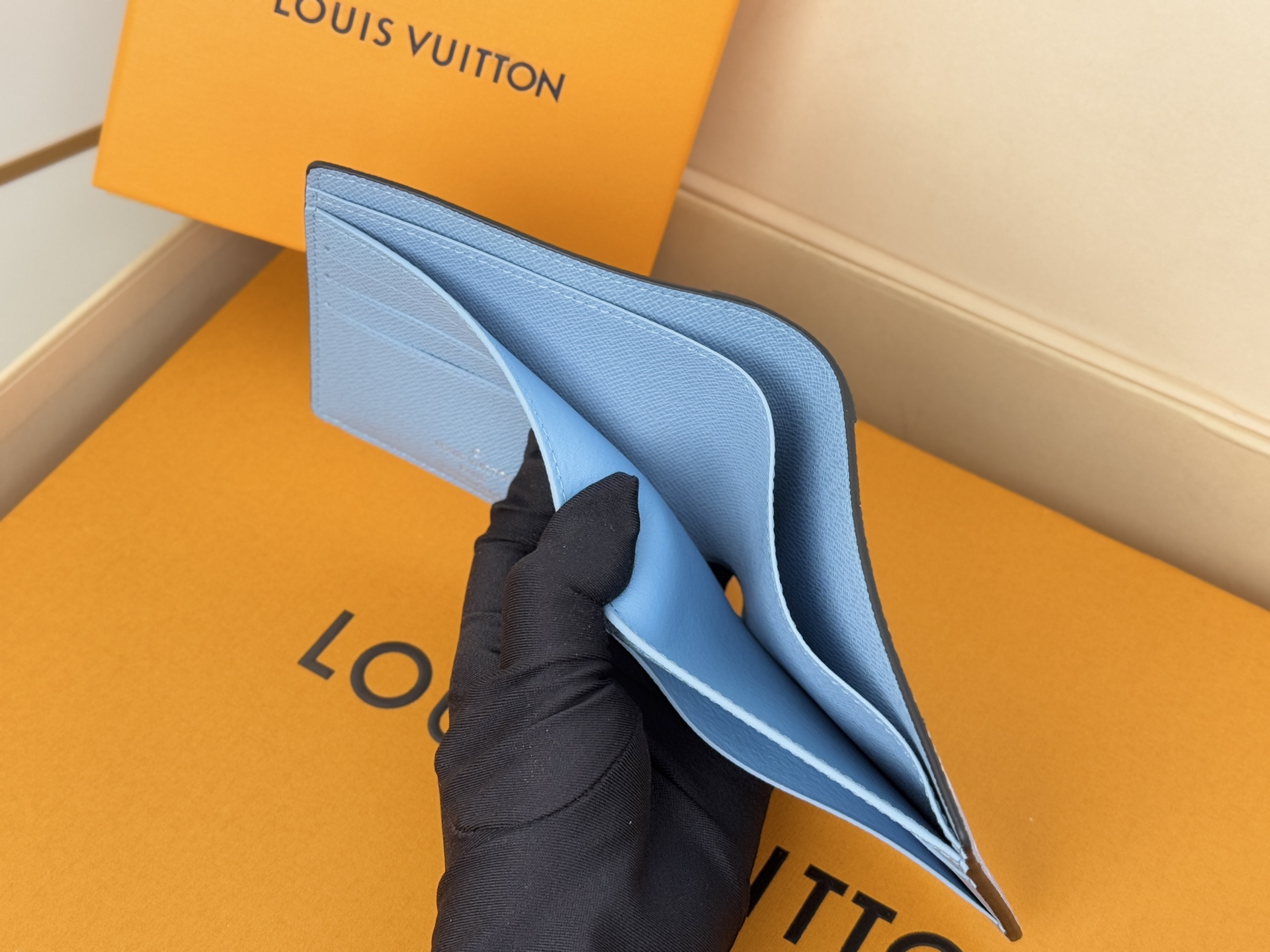 Louis Vuitton M14111短夹 颜色如图本款 Multiple 钱夹解读 Taïgarama 系列的摩登生活理念