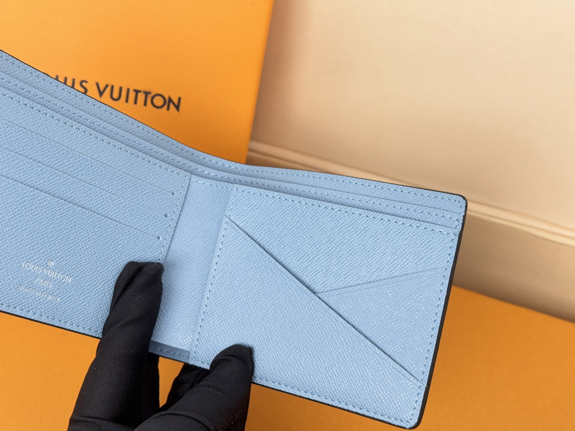 Louis Vuitton M14111短夹 颜色如图本款 Multiple 钱夹解读 Taïgarama 系列的摩登生活理念
