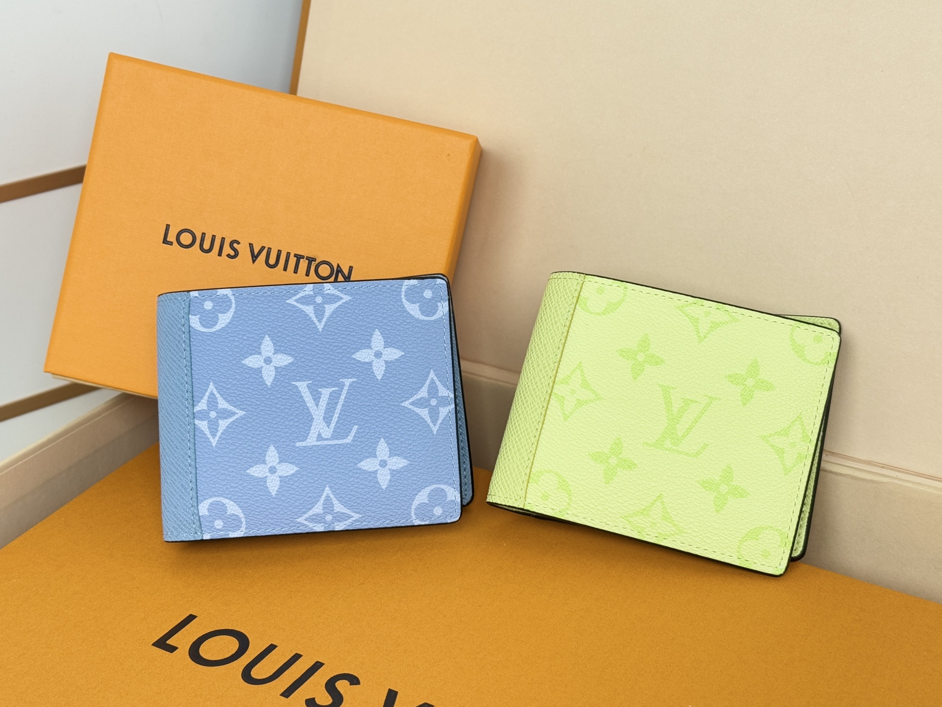 Louis Vuitton M14111短夹 颜色如图本款 Multiple 钱夹解读 Taïgarama 系列的摩登生活理念