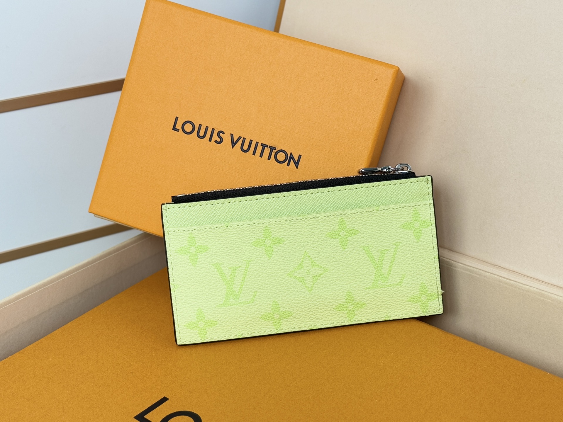 Louis Vuitton N14109卡夹 -颜色如图取材深染 Taïga 皮革和 Monogram 帆布