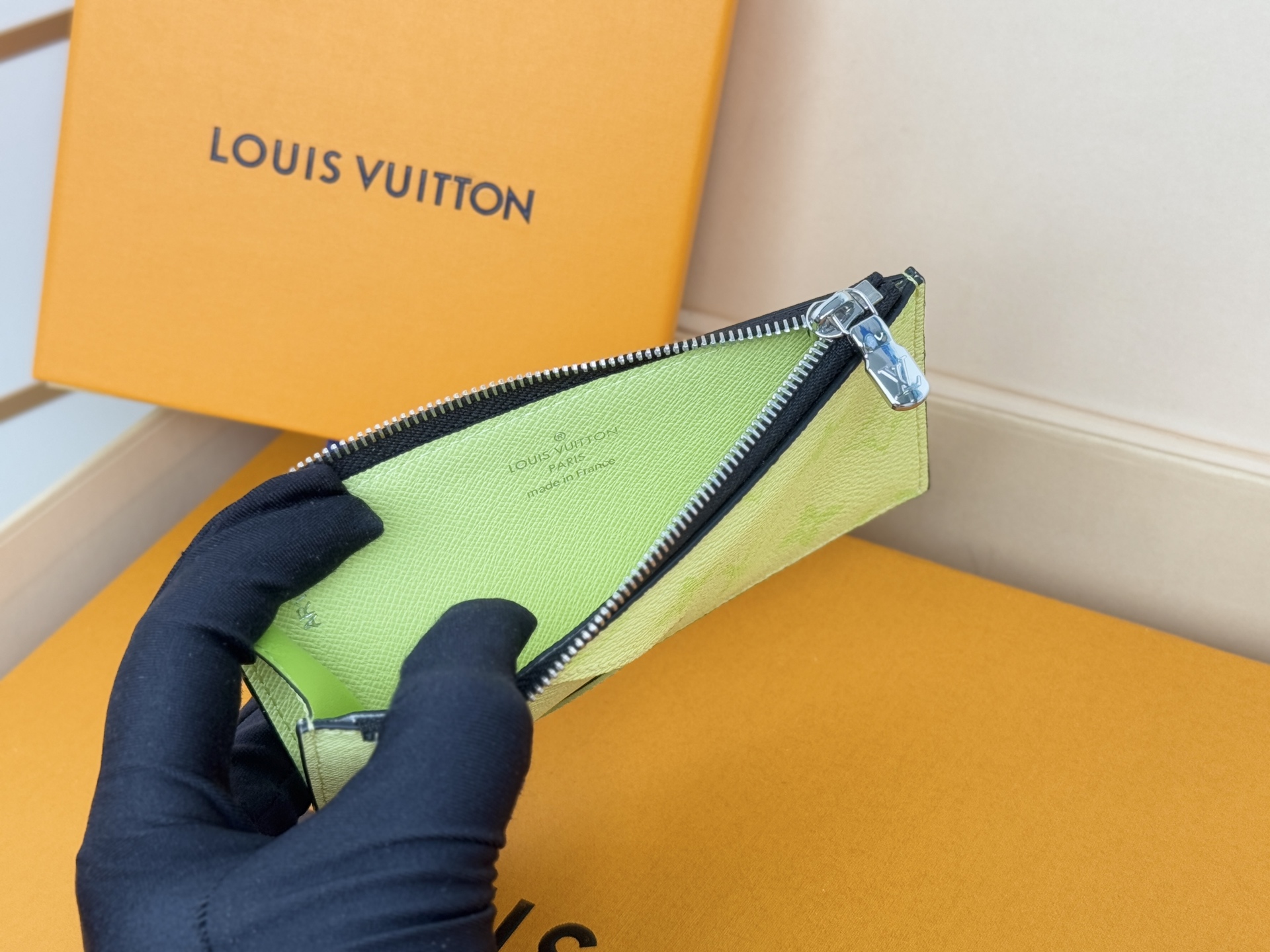 Louis Vuitton N14109卡夹 -颜色如图取材深染 Taïga 皮革和 Monogram 帆布