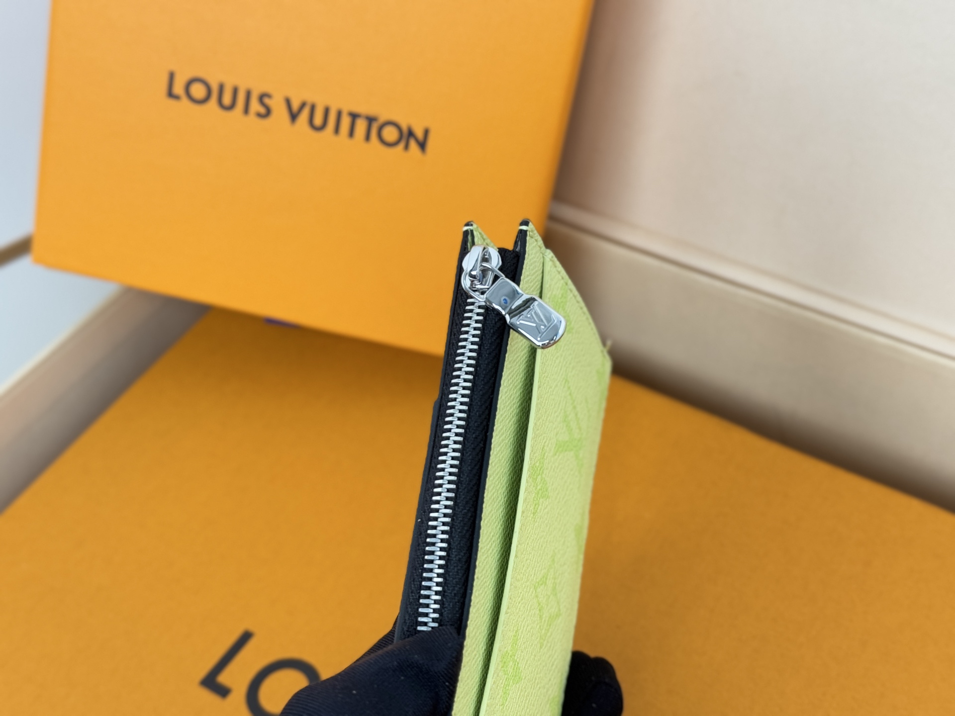 Louis Vuitton N14109卡夹 -颜色如图取材深染 Taïga 皮革和 Monogram 帆布