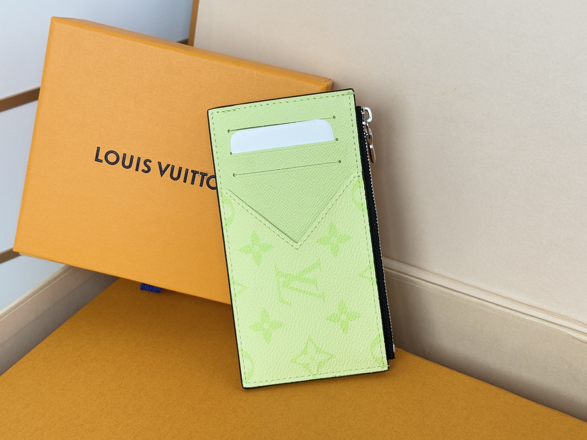 Louis Vuitton N14109卡夹 -颜色如图取材深染 Taïga 皮革和 Monogram 帆布