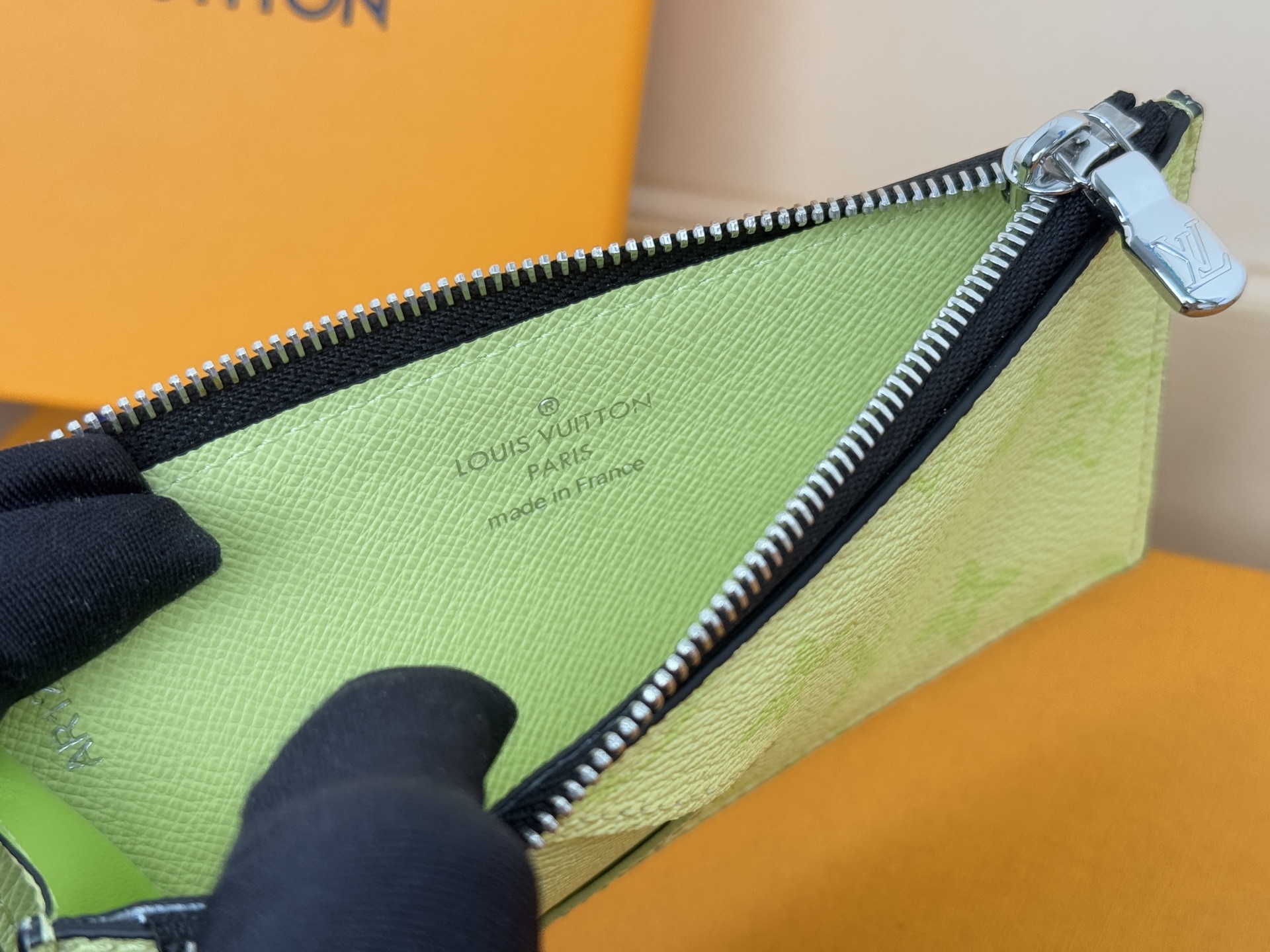 Louis Vuitton N14109卡夹 -颜色如图取材深染 Taïga 皮革和 Monogram 帆布