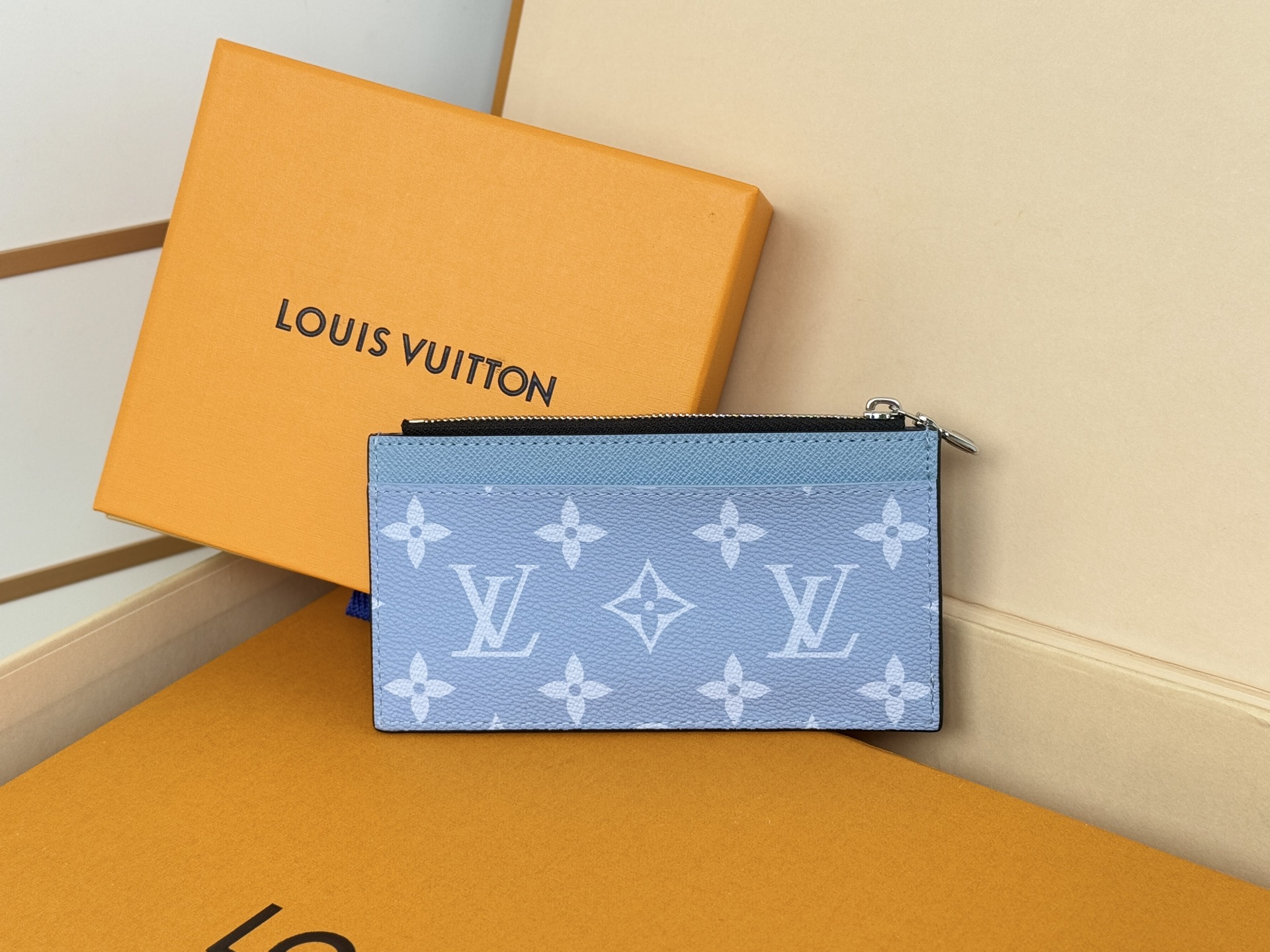 Louis Vuitton N14109卡夹 -颜色如图取材深染 Taïga 皮革和 Monogram 帆布