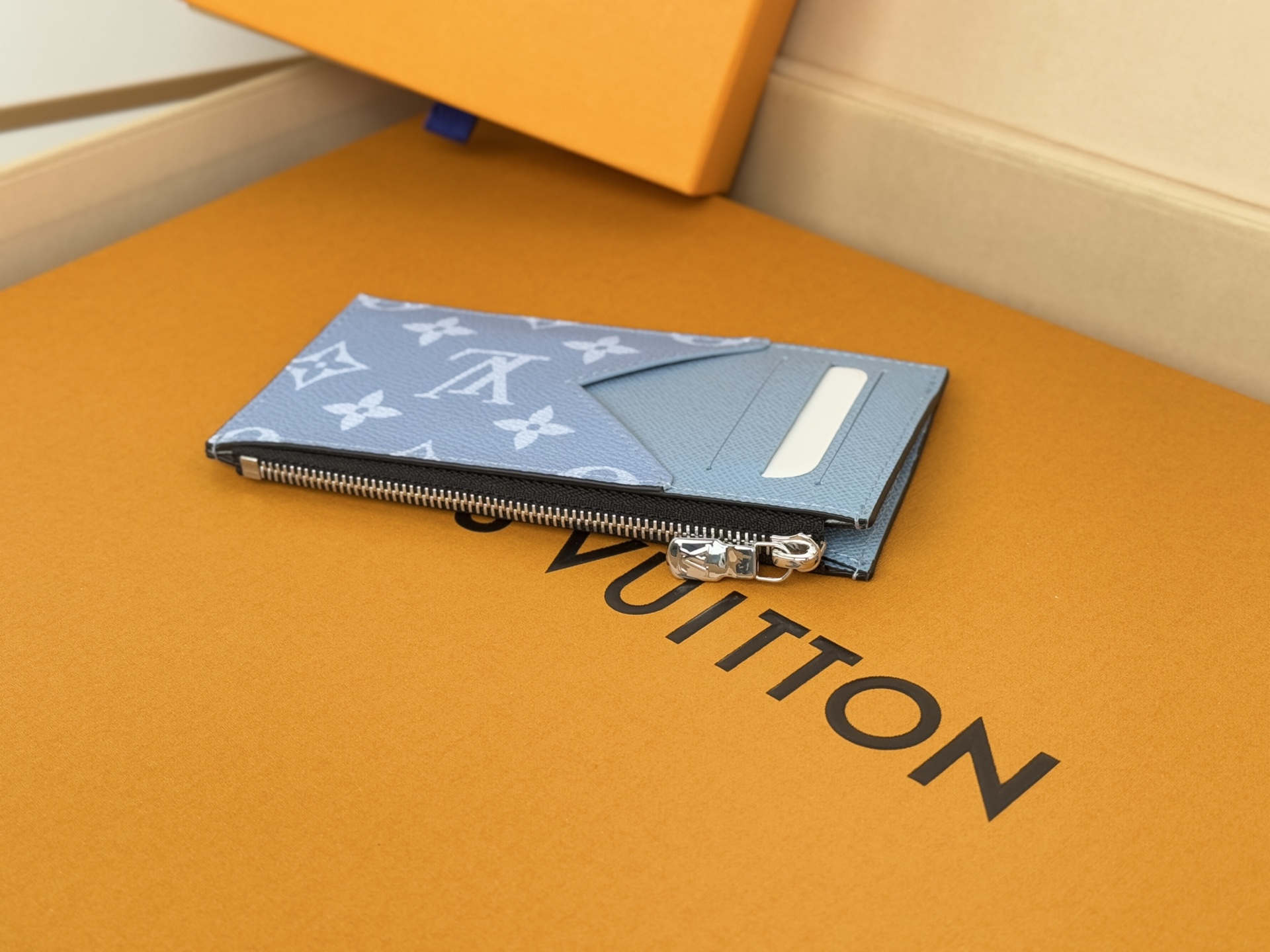 Louis Vuitton N14109卡夹 -颜色如图取材深染 Taïga 皮革和 Monogram 帆布