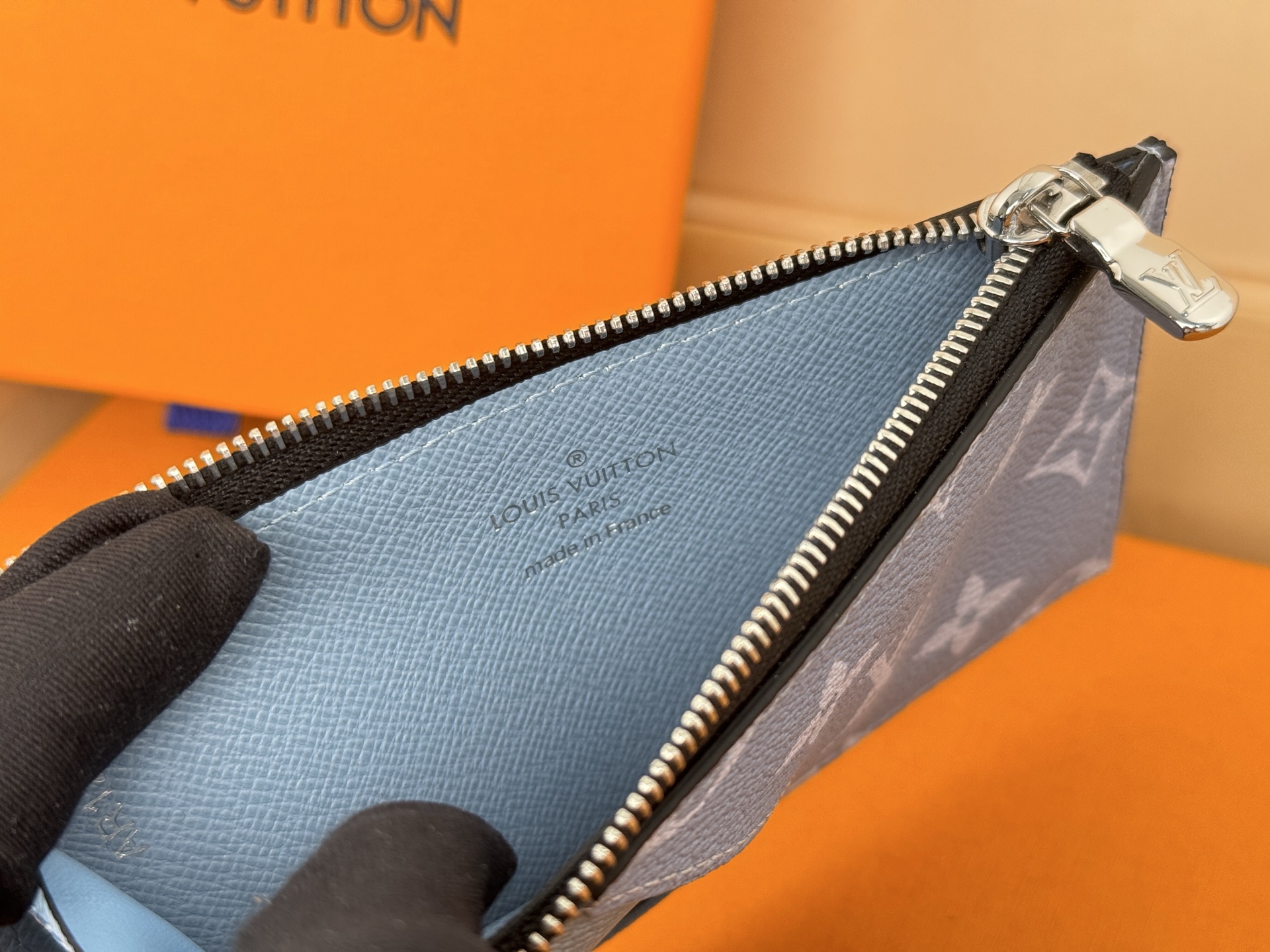 Louis Vuitton N14109卡夹 -颜色如图取材深染 Taïga 皮革和 Monogram 帆布
