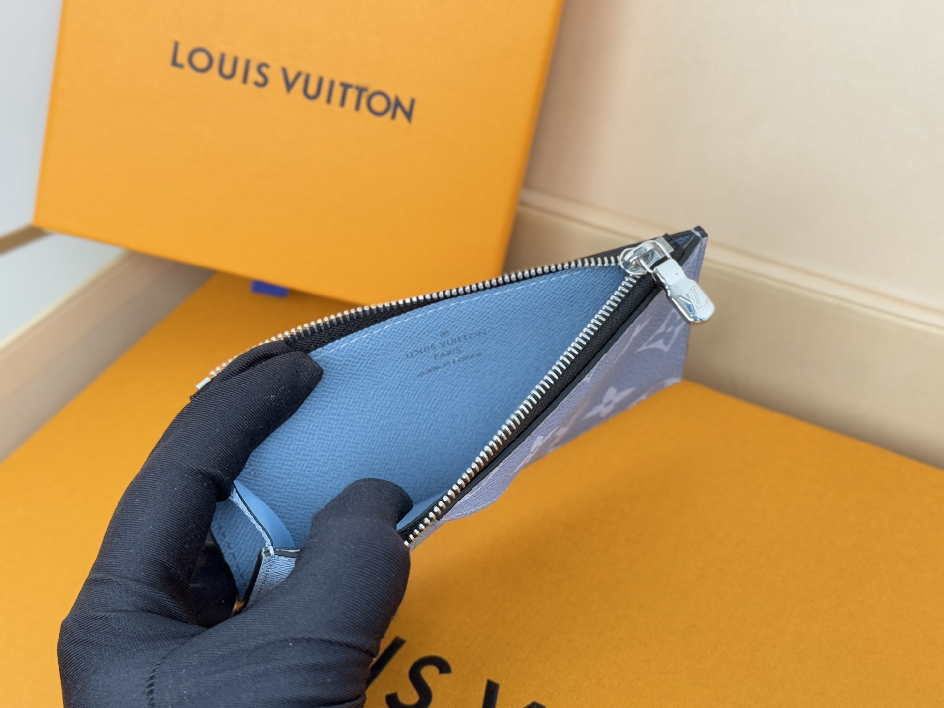 Louis Vuitton N14109卡夹 -颜色如图取材深染 Taïga 皮革和 Monogram 帆布