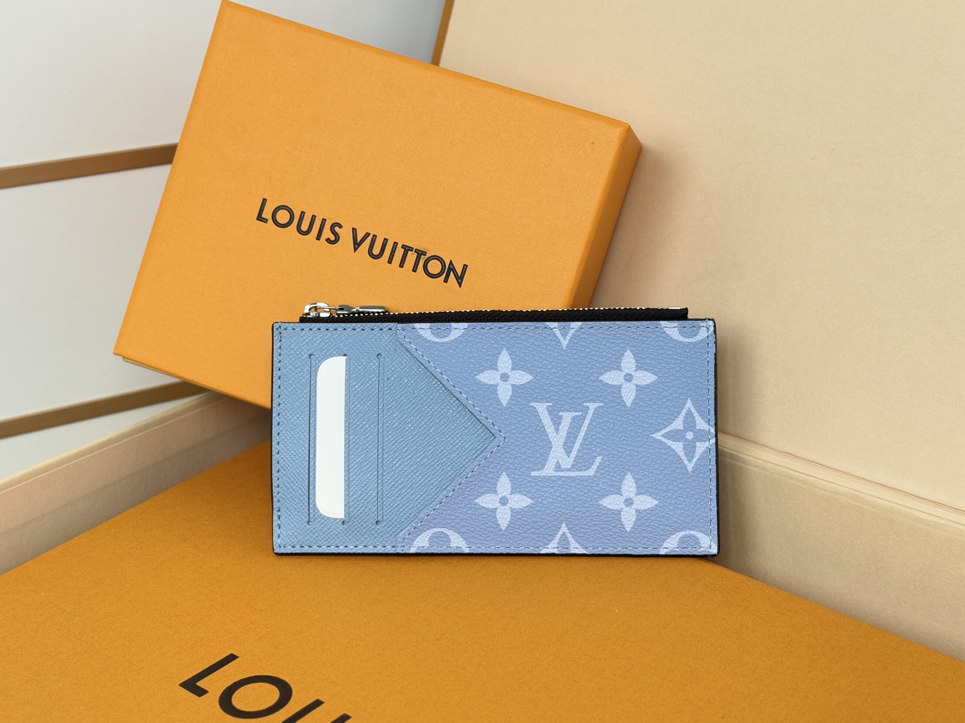 Louis Vuitton N14109卡夹 -颜色如图取材深染 Taïga 皮革和 Monogram 帆布