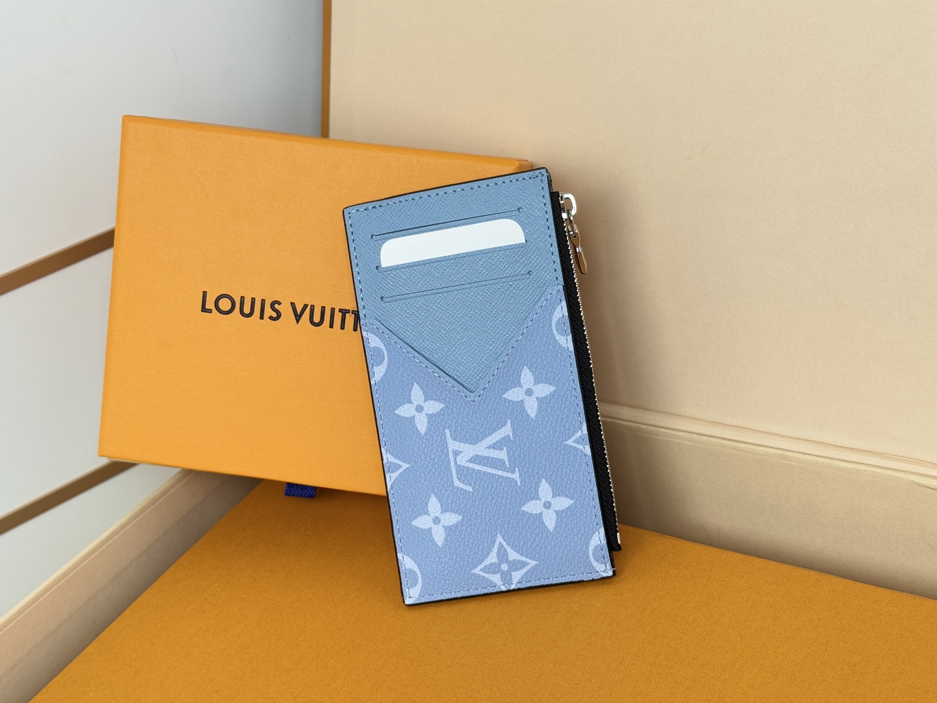Louis Vuitton N14109卡夹 -颜色如图取材深染 Taïga 皮革和 Monogram 帆布