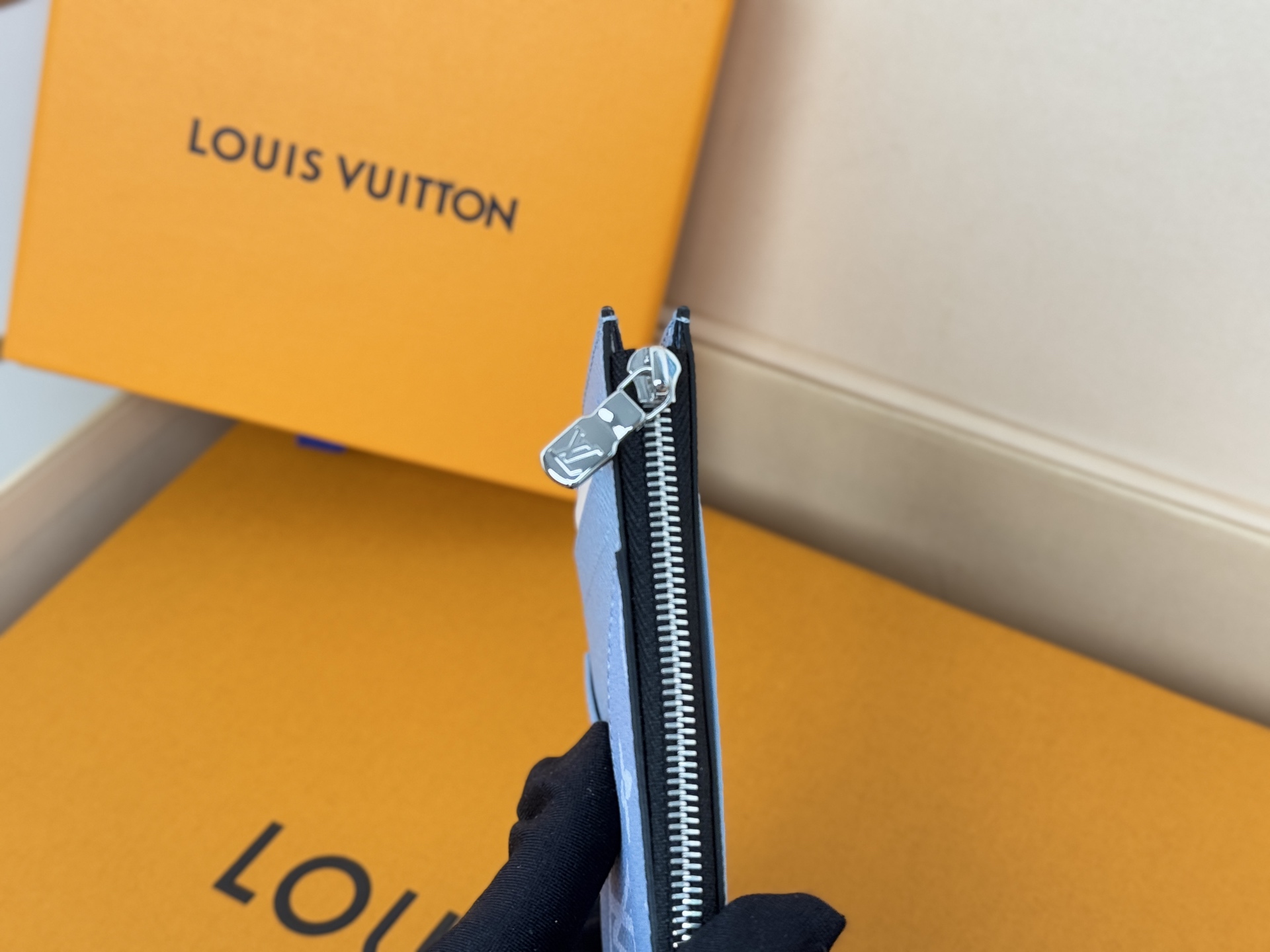 Louis Vuitton N14109卡夹 -颜色如图取材深染 Taïga 皮革和 Monogram 帆布