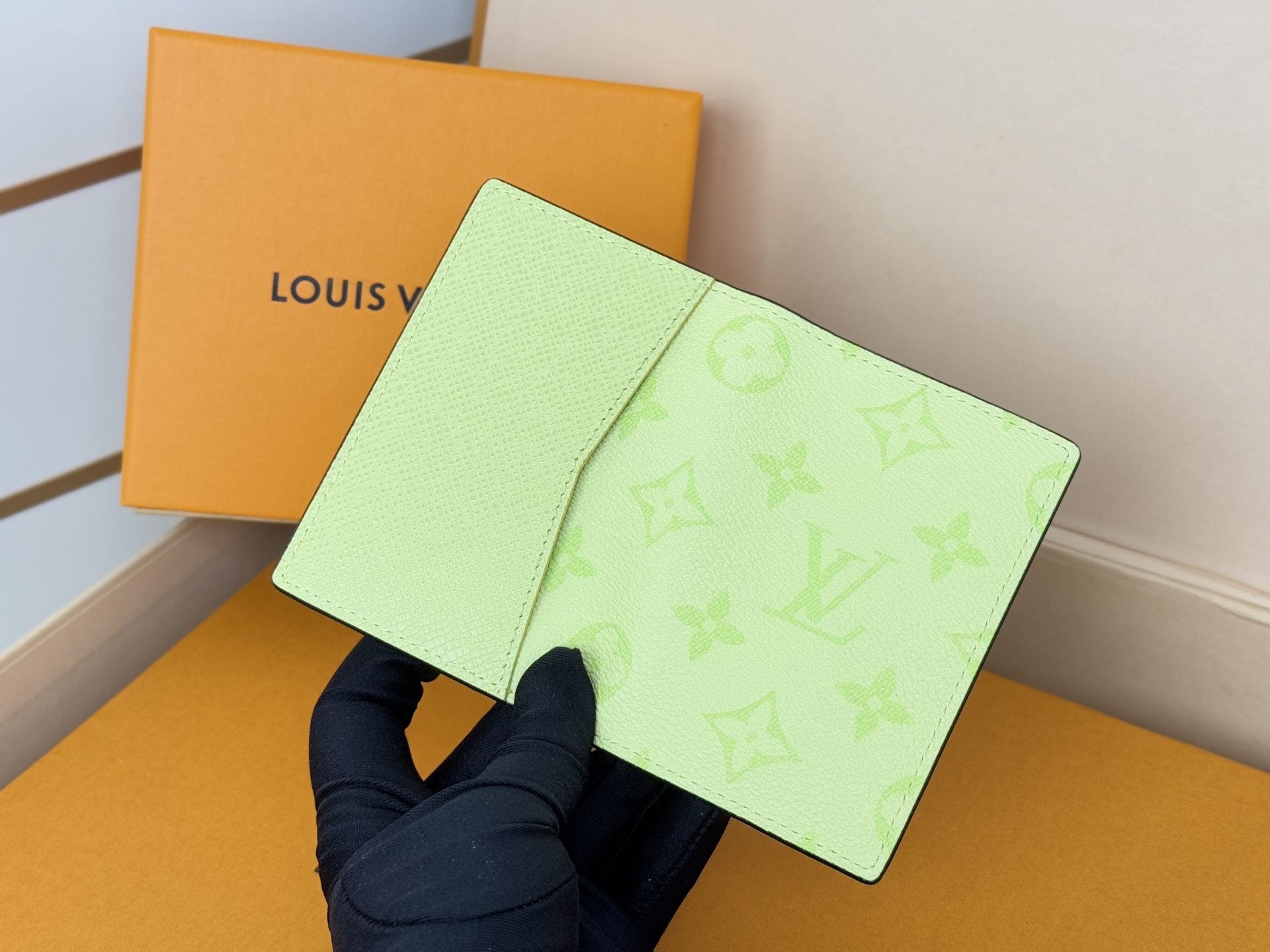 Louis Vuitton M14113卡包黄 颜色如本款口袋钱夹取材 Monogram 涂层帆布和 Taïga 皮革