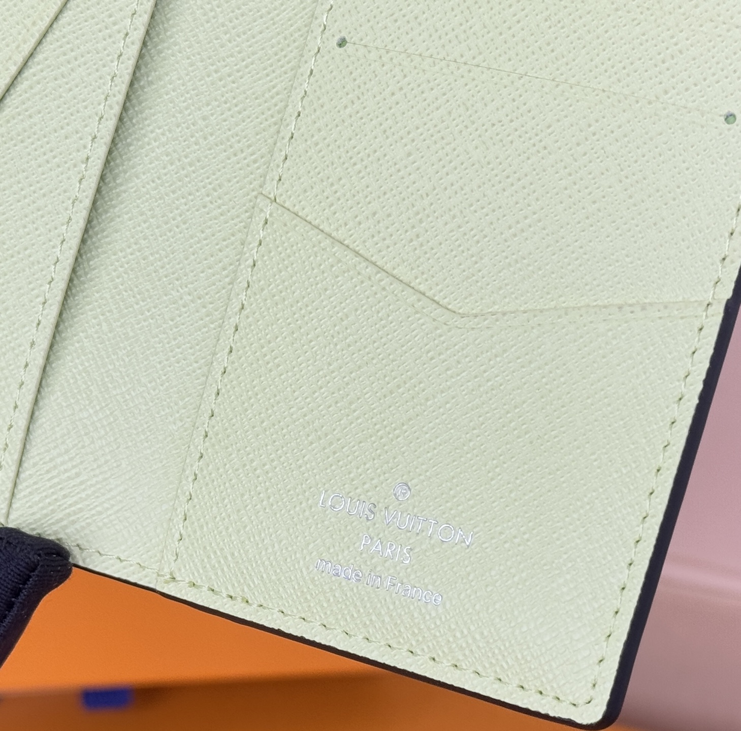 Louis Vuitton M14113卡包黄 颜色如本款口袋钱夹取材 Monogram 涂层帆布和 Taïga 皮革