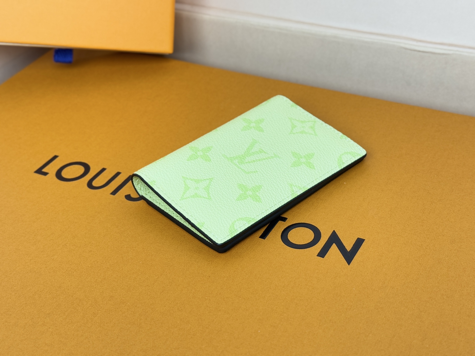 Louis Vuitton M14113卡包黄 颜色如本款口袋钱夹取材 Monogram 涂层帆布和 Taïga 皮革
