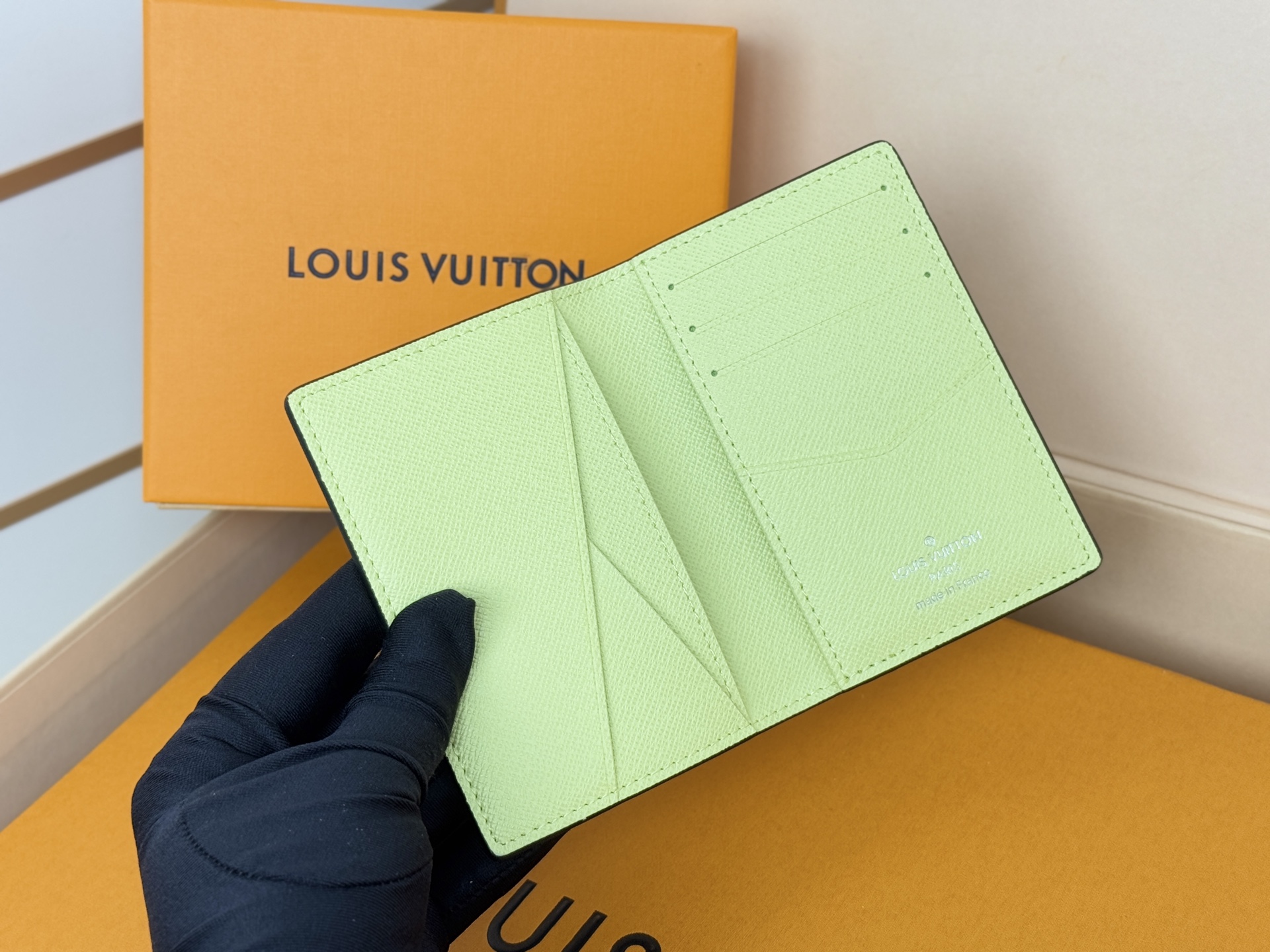 Louis Vuitton M14113卡包黄 颜色如本款口袋钱夹取材 Monogram 涂层帆布和 Taïga 皮革
