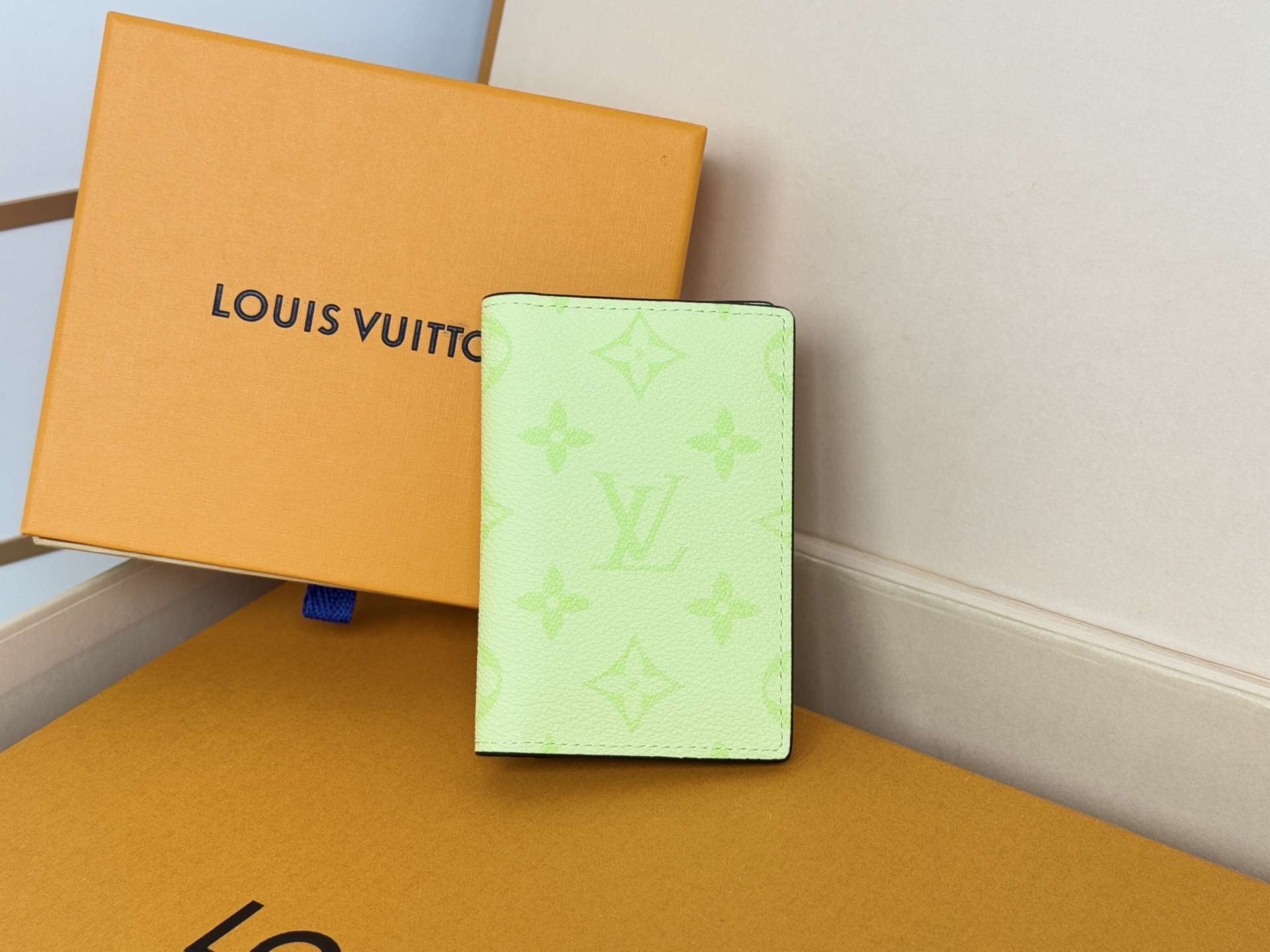 Louis Vuitton M14113卡包黄 颜色如本款口袋钱夹取材 Monogram 涂层帆布和 Taïga 皮革