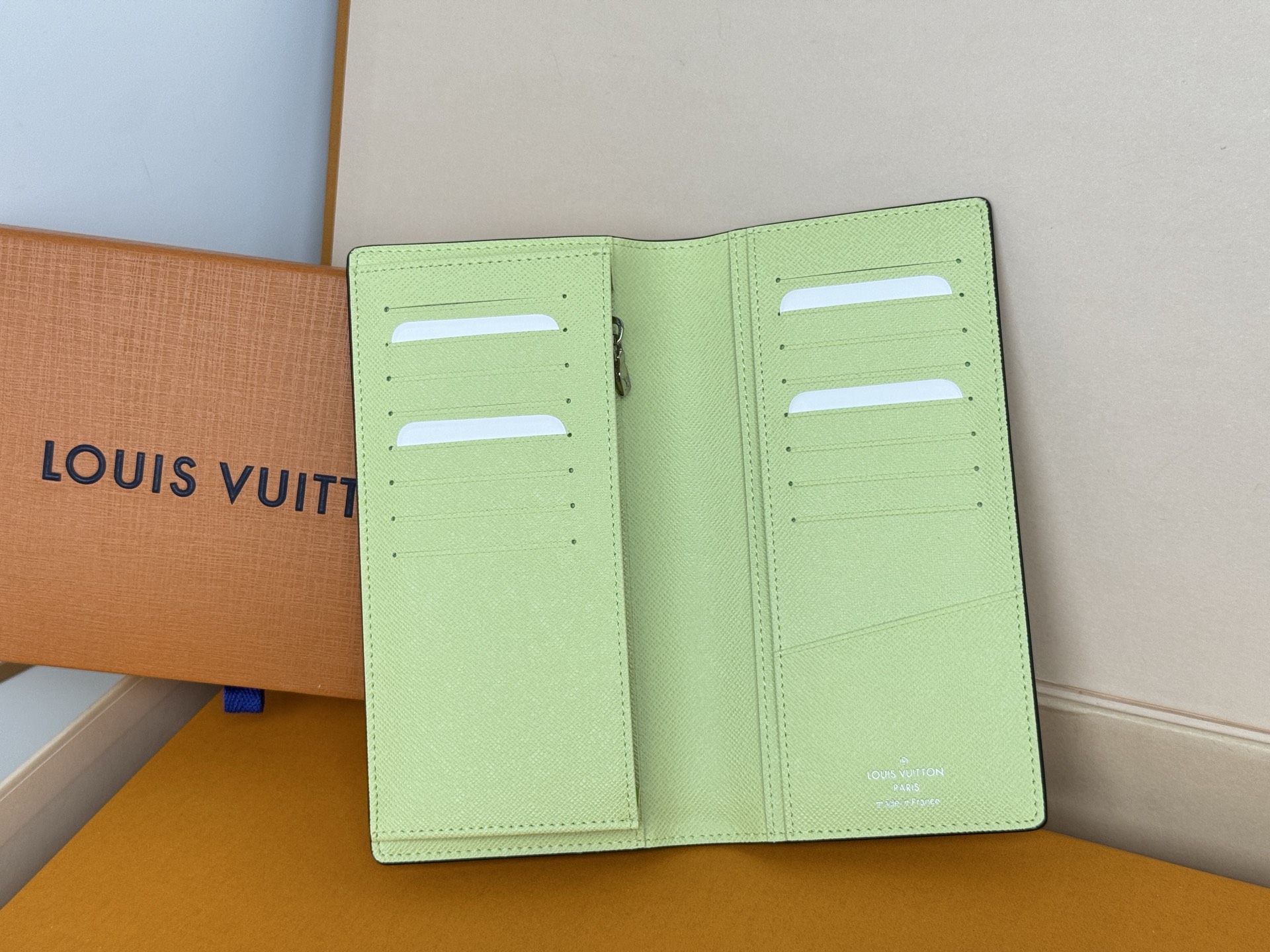 Louis Vuitton M14131 西装夹 颜色如图拼接 Taïga 皮革与 Monogram Eclipse 帆布
