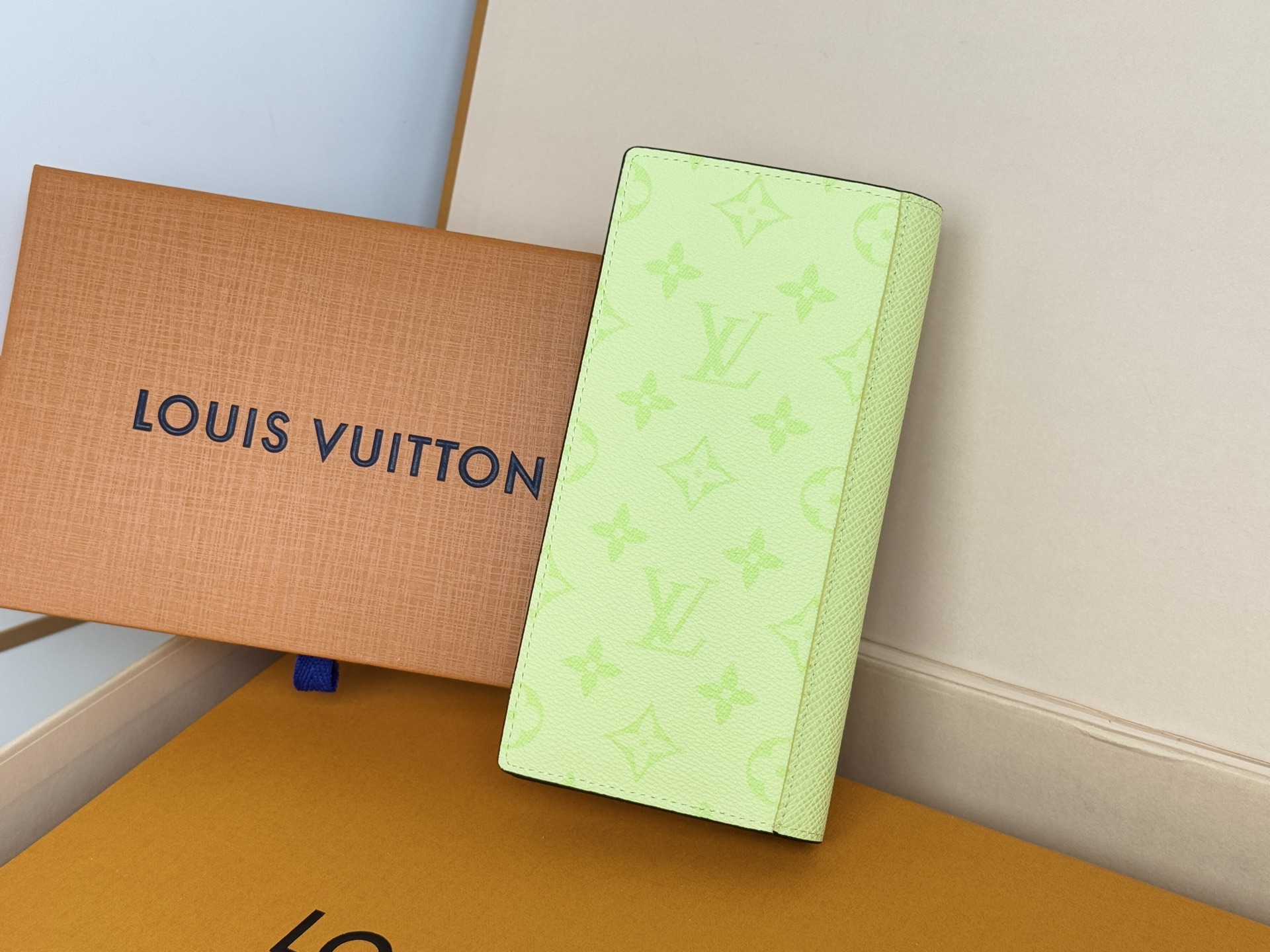Louis Vuitton M14131 西装夹 颜色如图拼接 Taïga 皮革与 Monogram Eclipse 帆布