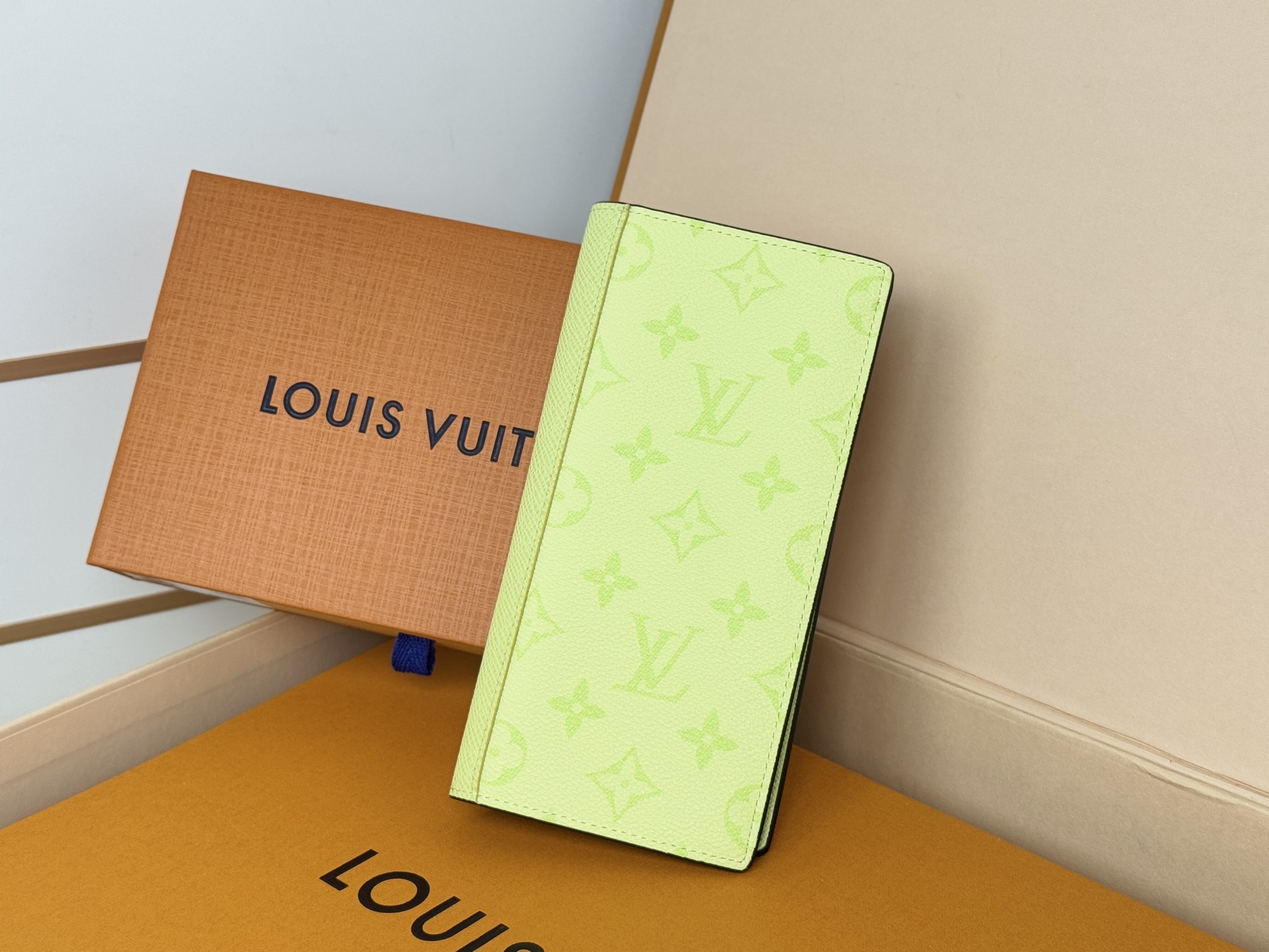 Louis Vuitton M14131 西装夹 颜色如图拼接 Taïga 皮革与 Monogram Eclipse 帆布