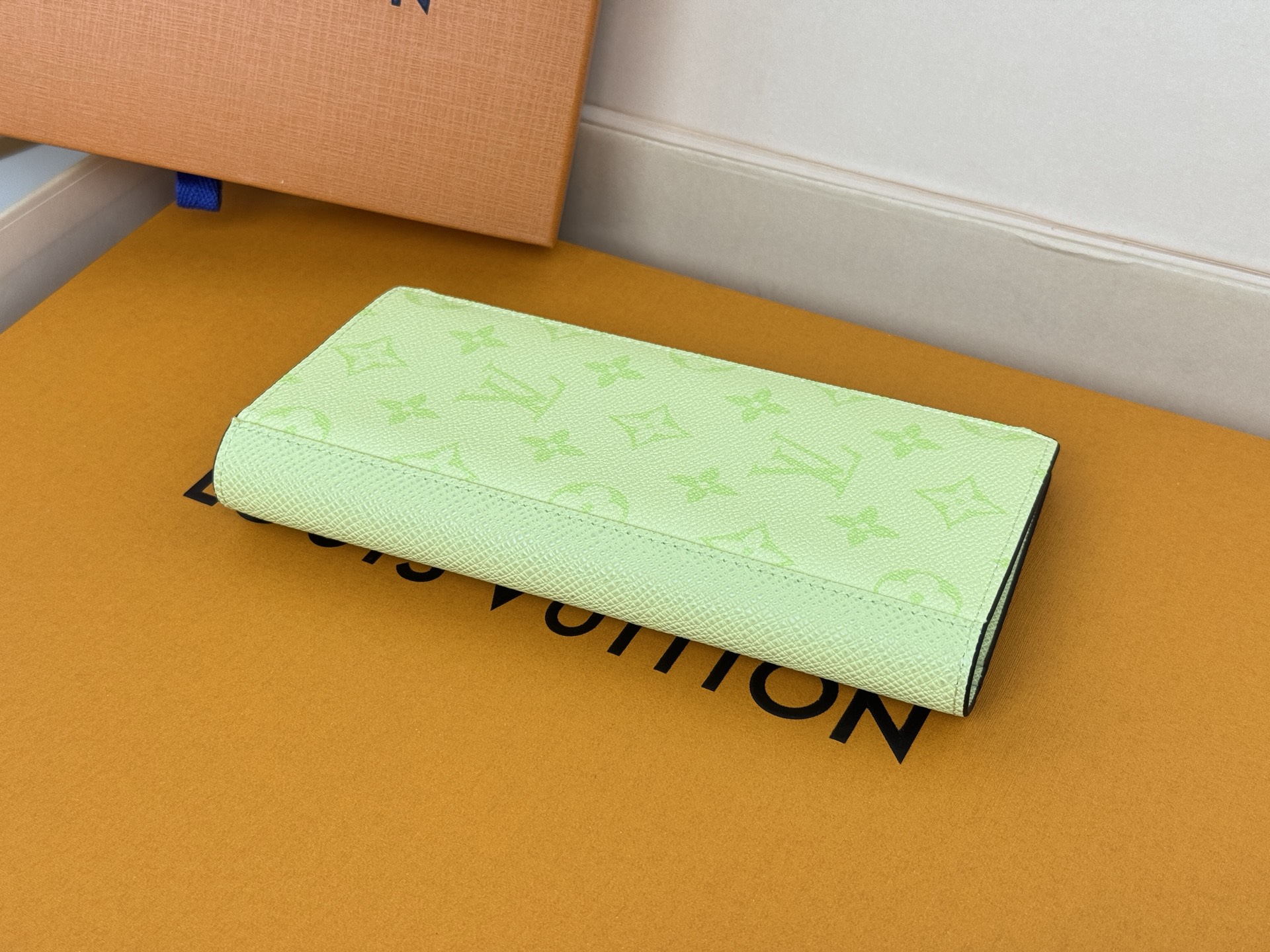 Louis Vuitton M14131 西装夹 颜色如图拼接 Taïga 皮革与 Monogram Eclipse 帆布