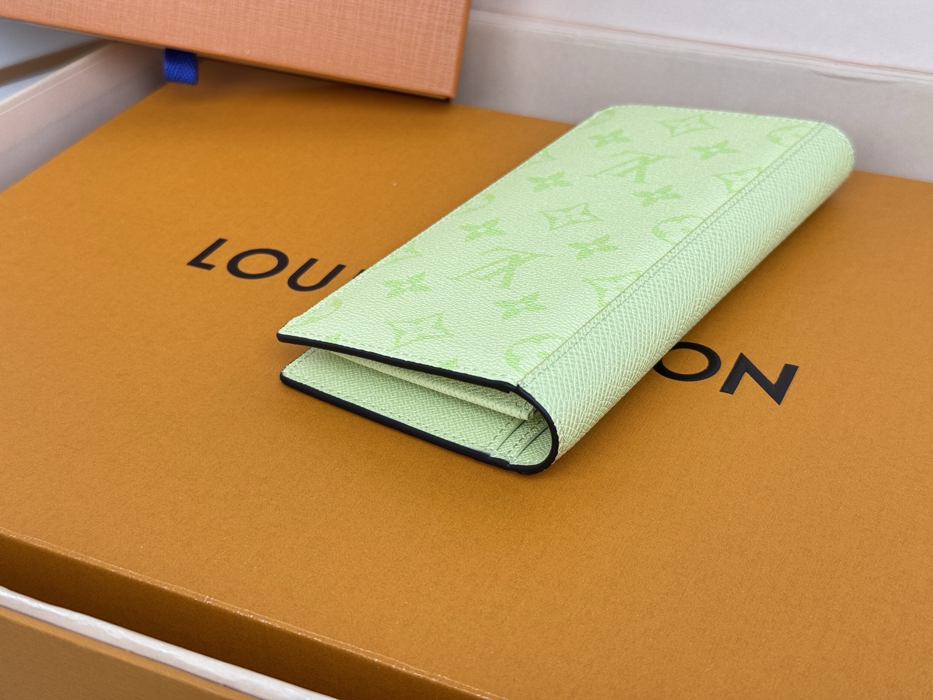 Louis Vuitton M14131 西装夹 颜色如图拼接 Taïga 皮革与 Monogram Eclipse 帆布