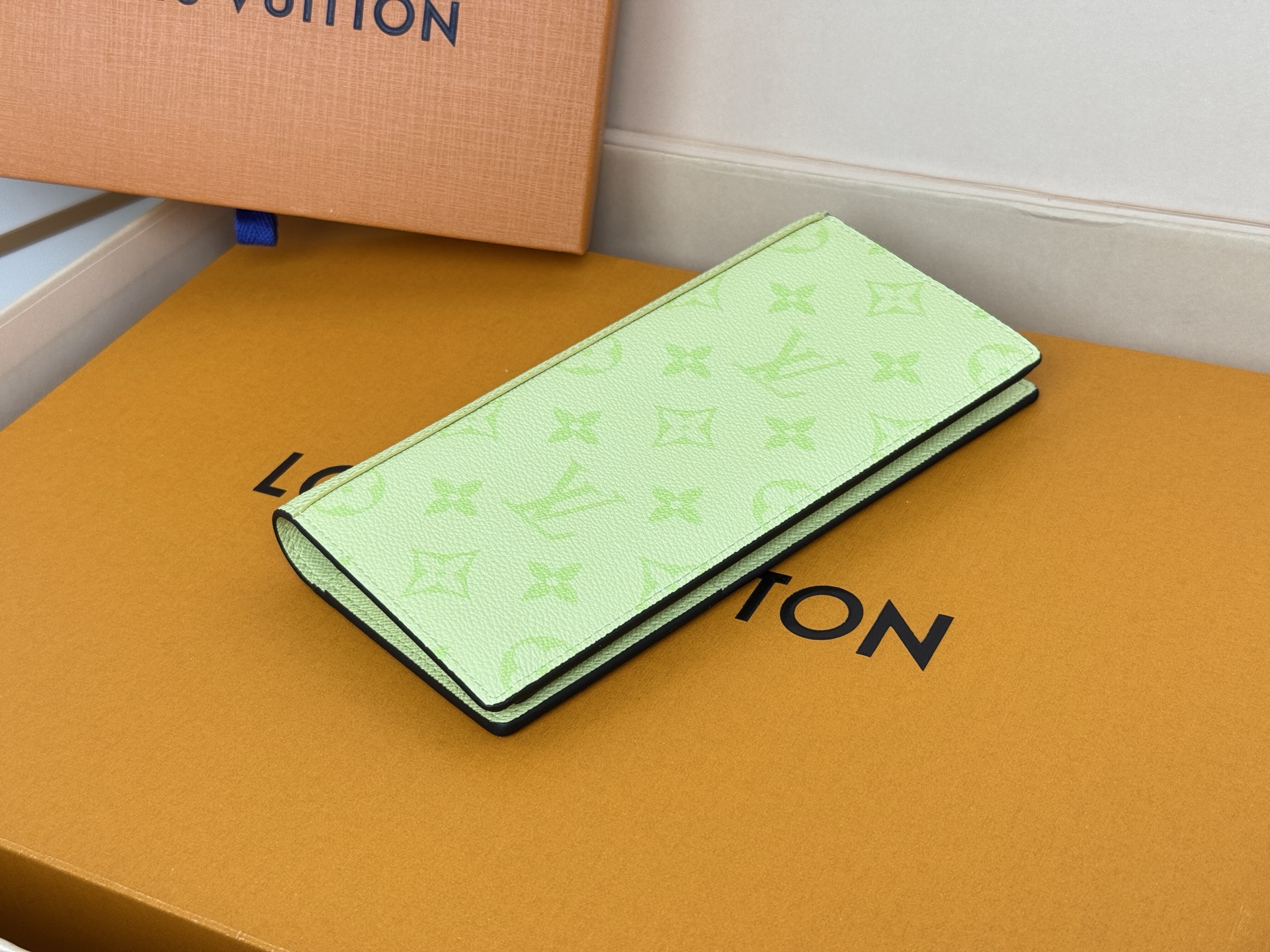 Louis Vuitton M14131 西装夹 颜色如图拼接 Taïga 皮革与 Monogram Eclipse 帆布