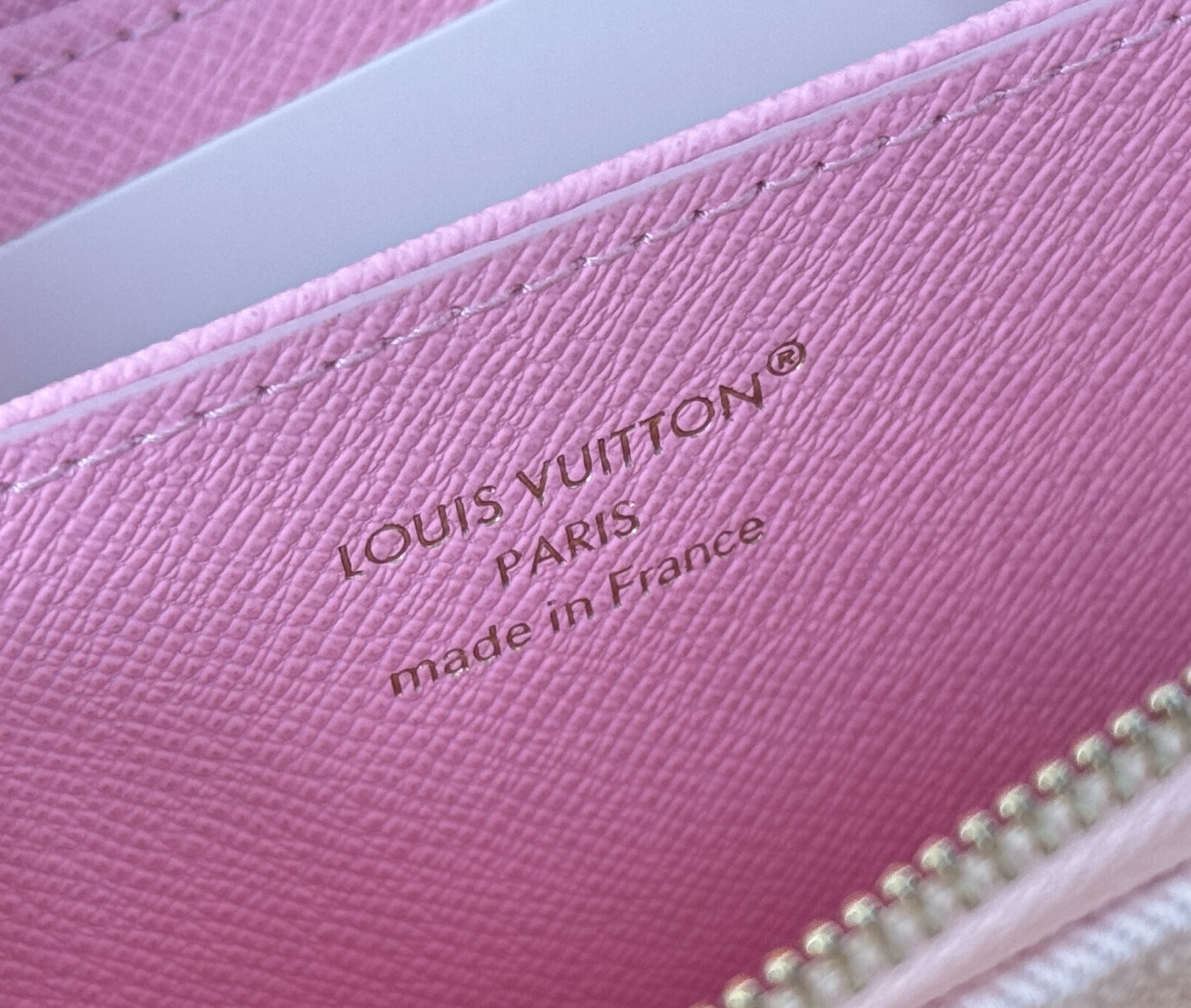 Louis Vuitton 独家 M14277粉 這款牛仔拉鏈零錢包採用百搭的洗水飾面 展現懷舊復古氣息