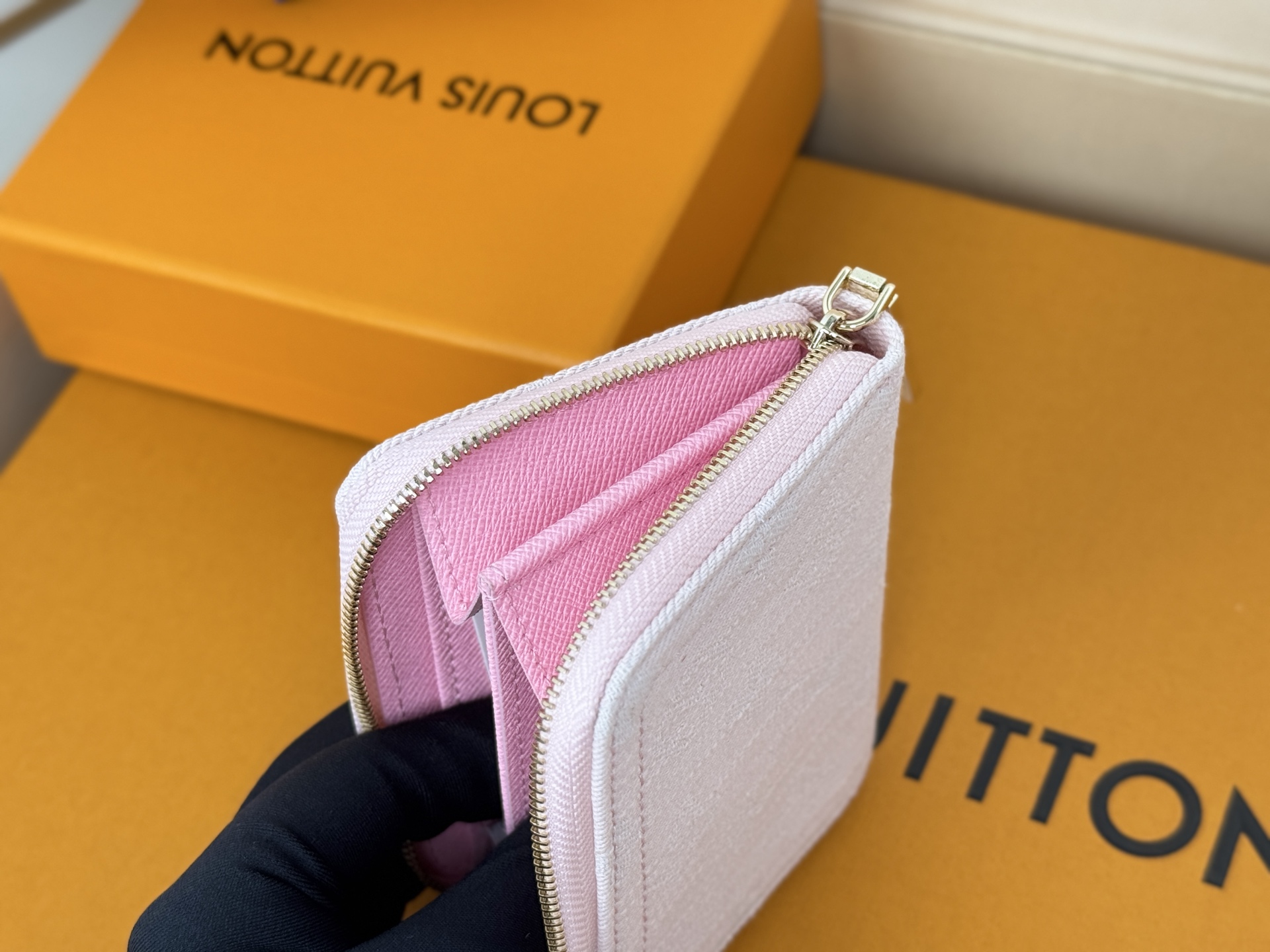 Louis Vuitton 独家 M14277粉 這款牛仔拉鏈零錢包採用百搭的洗水飾面 展現懷舊復古氣息