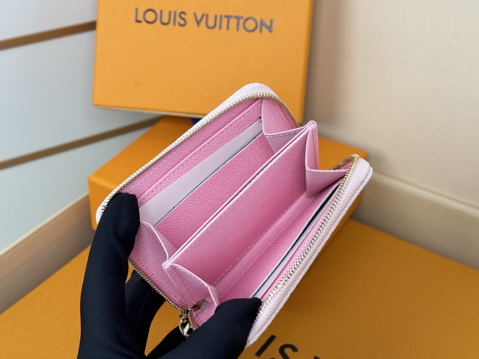 Louis Vuitton 独家 M14277粉 這款牛仔拉鏈零錢包採用百搭的洗水飾面 展現懷舊復古氣息