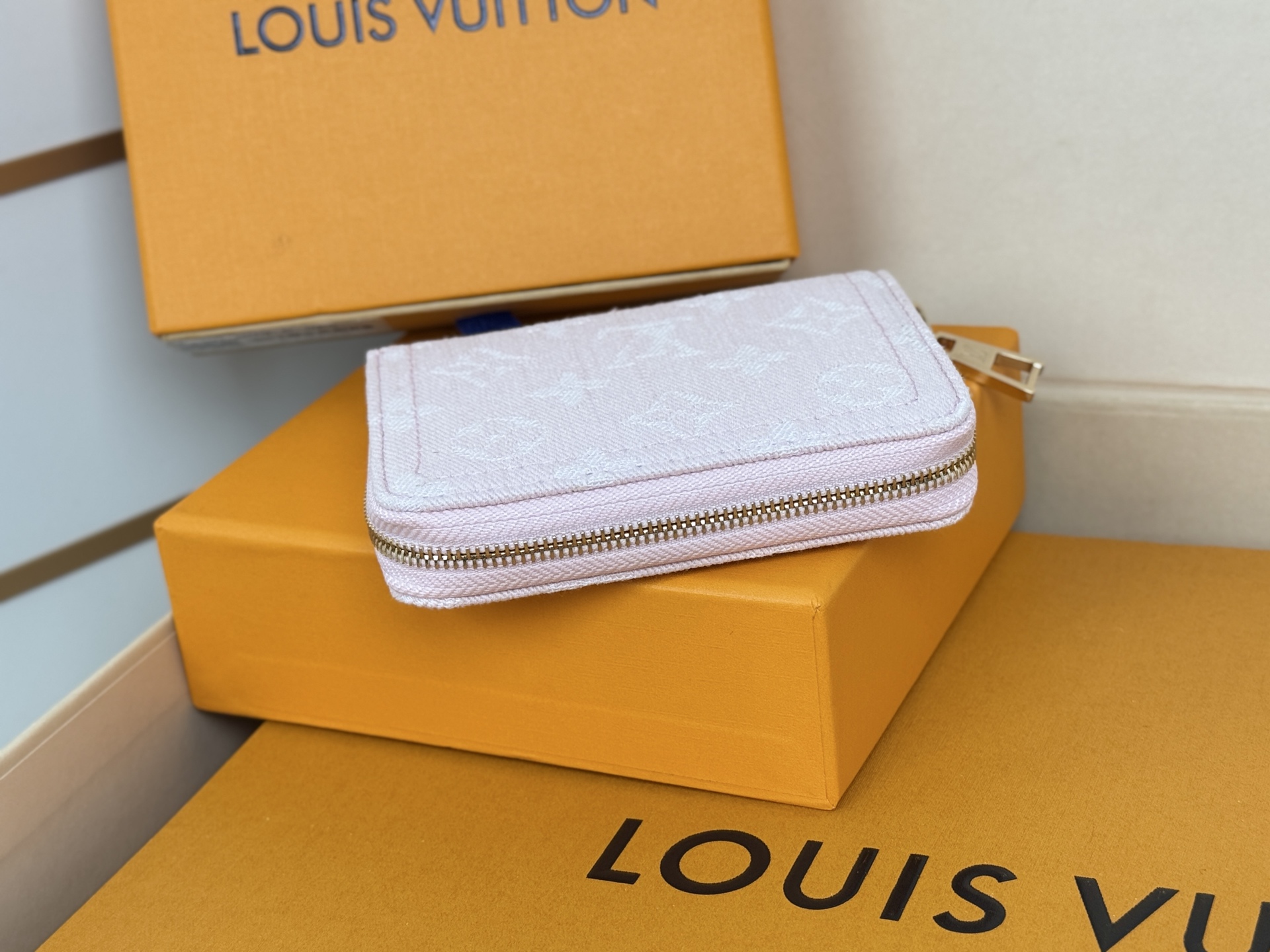 Louis Vuitton 独家 M14277粉 這款牛仔拉鏈零錢包採用百搭的洗水飾面 展現懷舊復古氣息