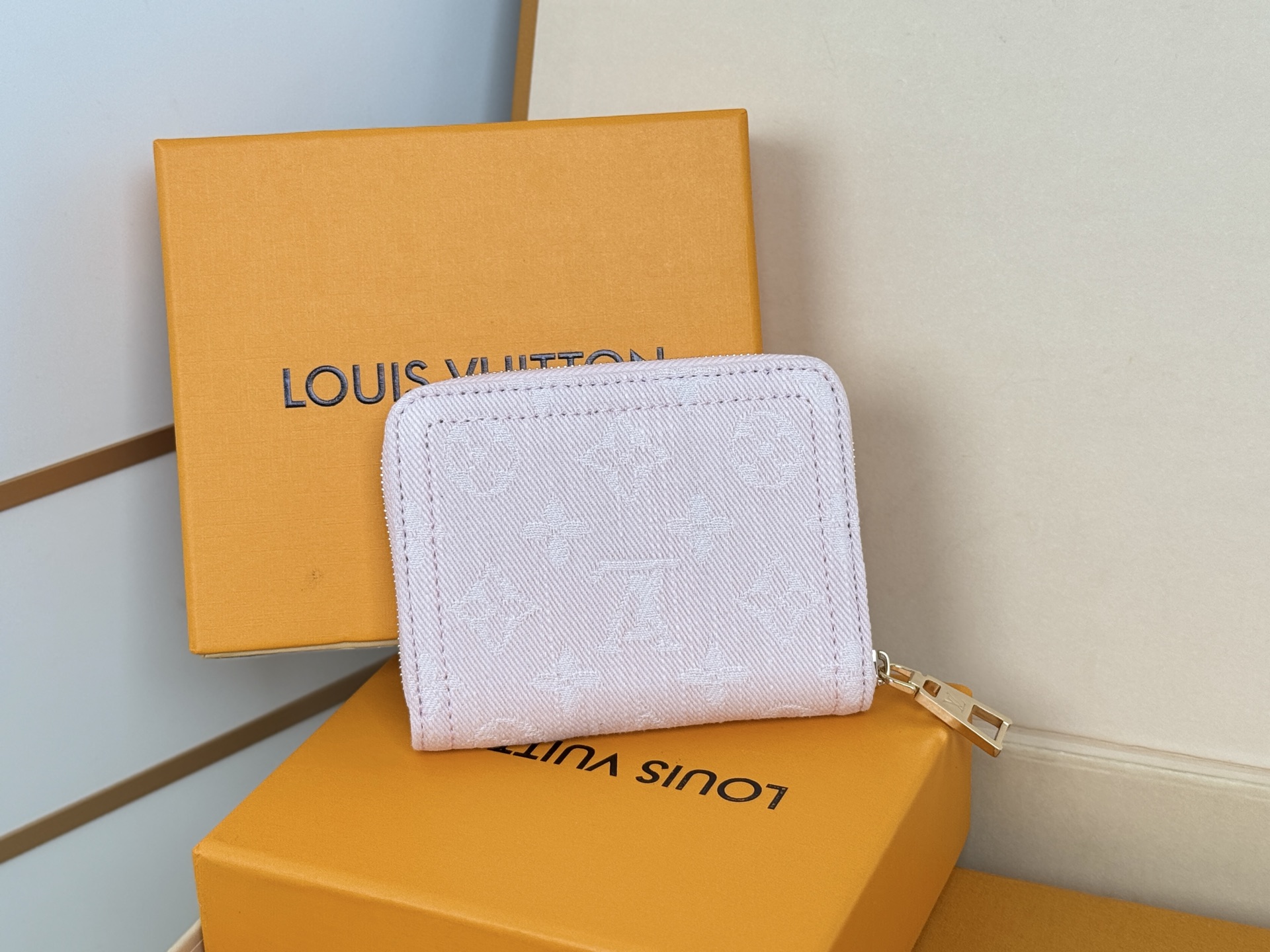 Louis Vuitton 独家 M14277粉 這款牛仔拉鏈零錢包採用百搭的洗水飾面 展現懷舊復古氣息