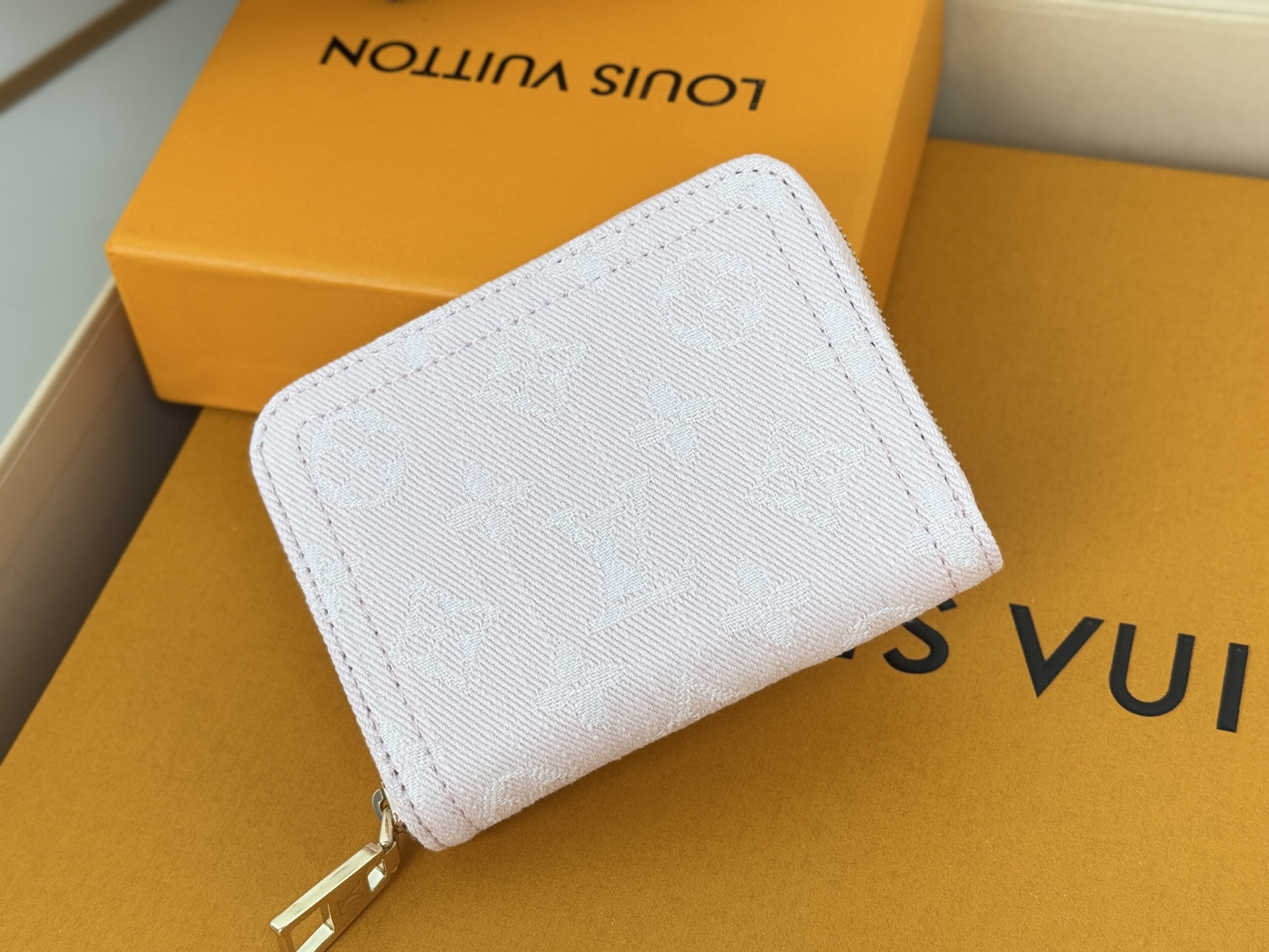 Louis Vuitton 独家 M14277粉 這款牛仔拉鏈零錢包採用百搭的洗水飾面 展現懷舊復古氣息