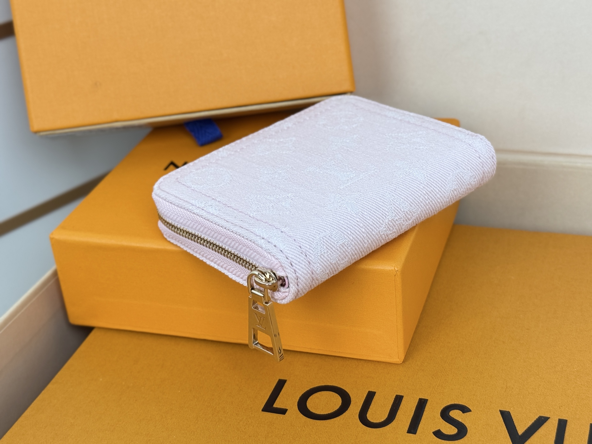 Louis Vuitton 独家 M14277粉 這款牛仔拉鏈零錢包採用百搭的洗水飾面 展現懷舊復古氣息